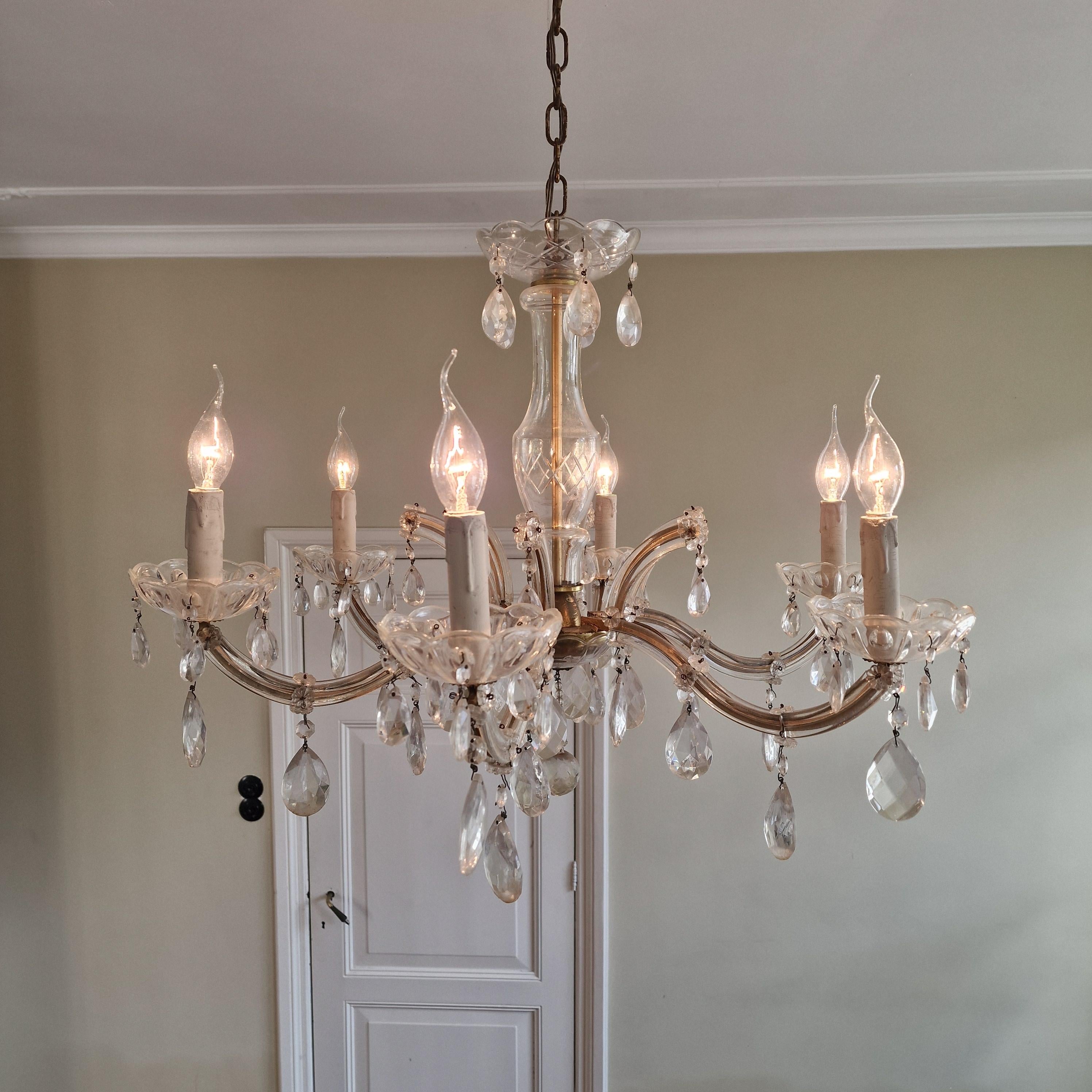 Exquisita lámpara de araña estilo Luis XVI - latón patinado y cristal tallado Hecho a mano en venta