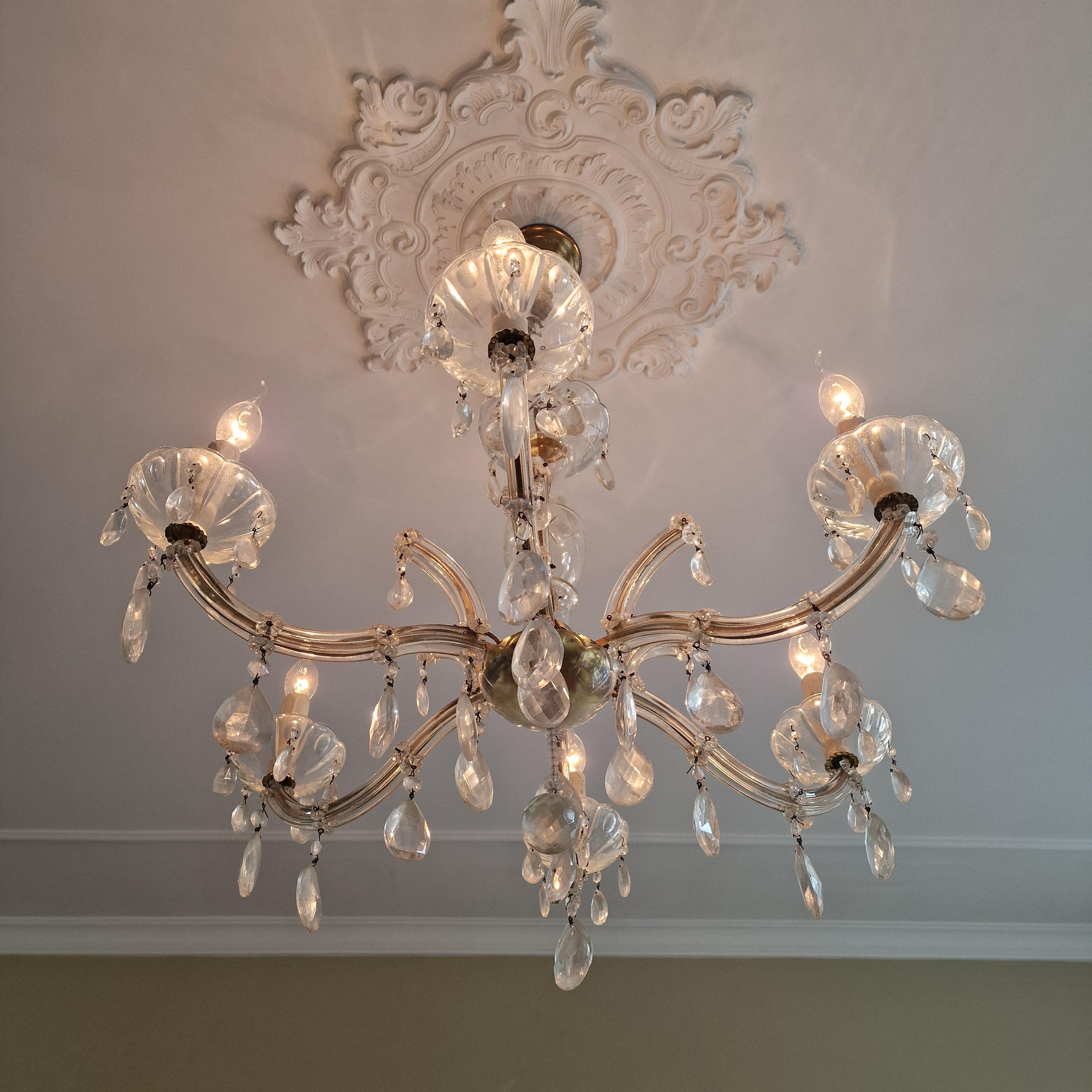 Exquisita lámpara de araña estilo Luis XVI - latón patinado y cristal tallado siglo XX en venta