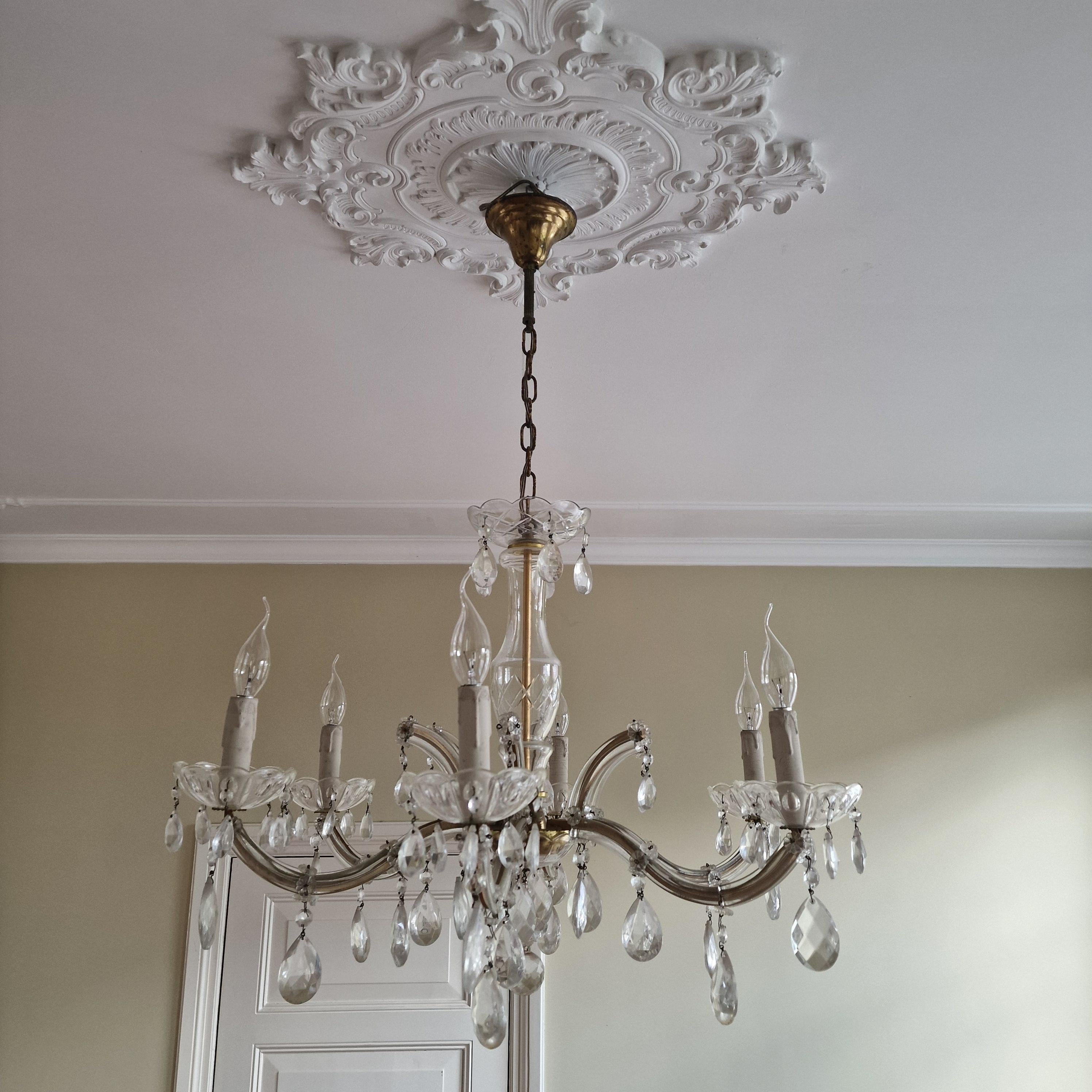 Exquisita lámpara de araña estilo Luis XVI - latón patinado y cristal tallado Latón en venta