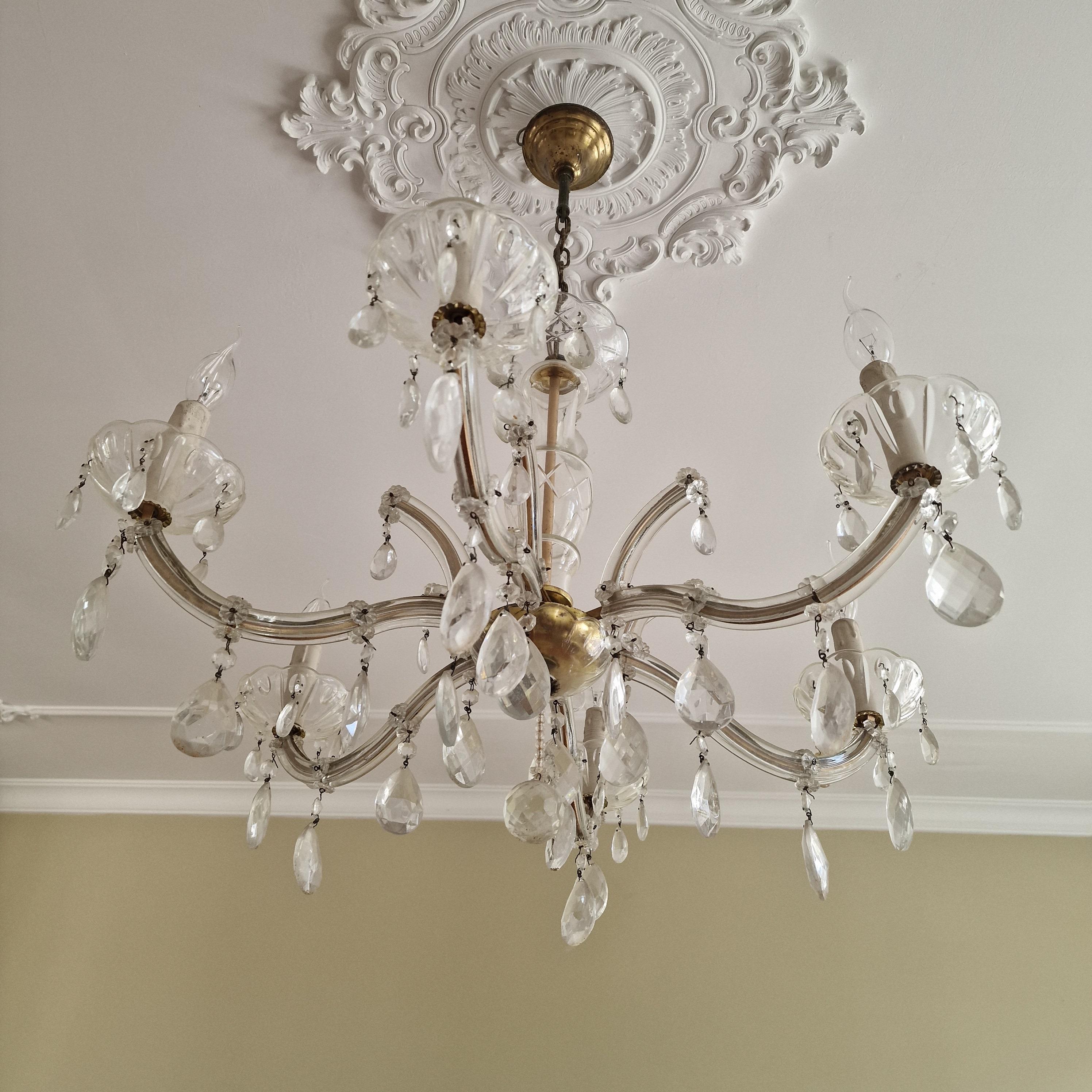 Exquisita lámpara de araña estilo Luis XVI - latón patinado y cristal tallado en venta 2