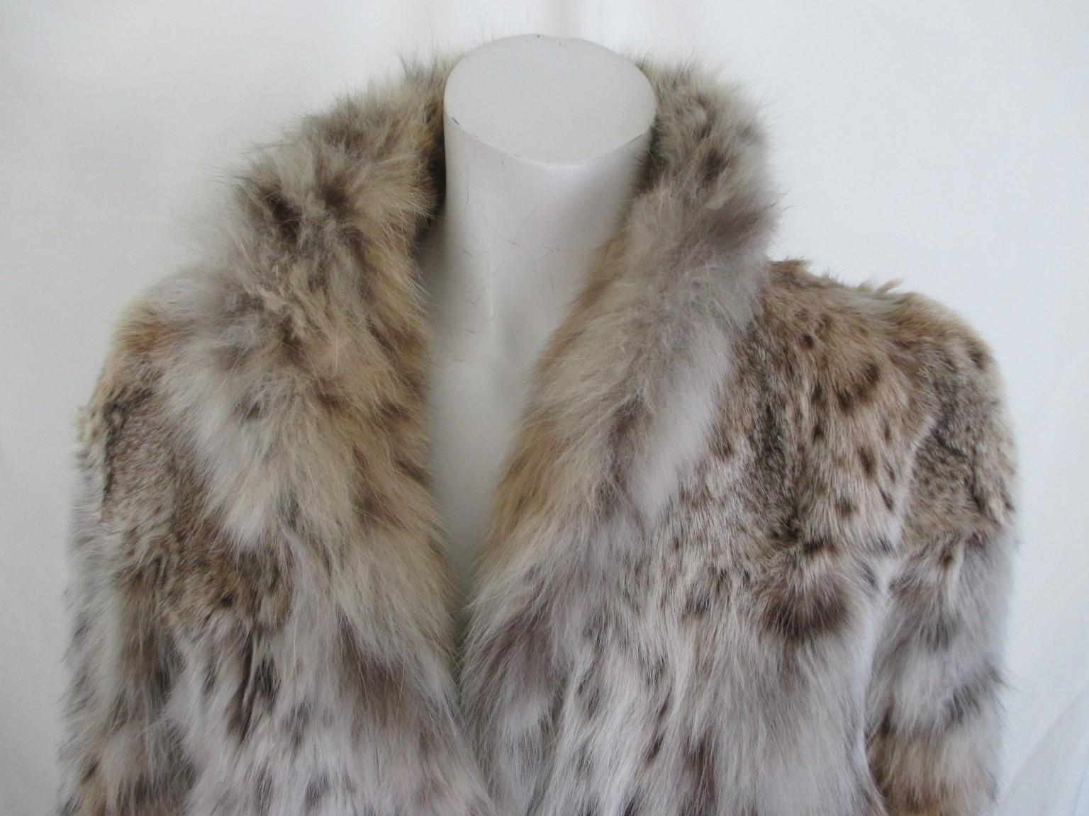 Beautiful high quality very stylish vintage lynx coat

We offer more exclusive fur items, view our front store

Details:
With 2 side pockets,
1 hook at collar and 2 closing hooks.
Fully lined 
Very soft fur and light weight 
Pre owned 
The belt on