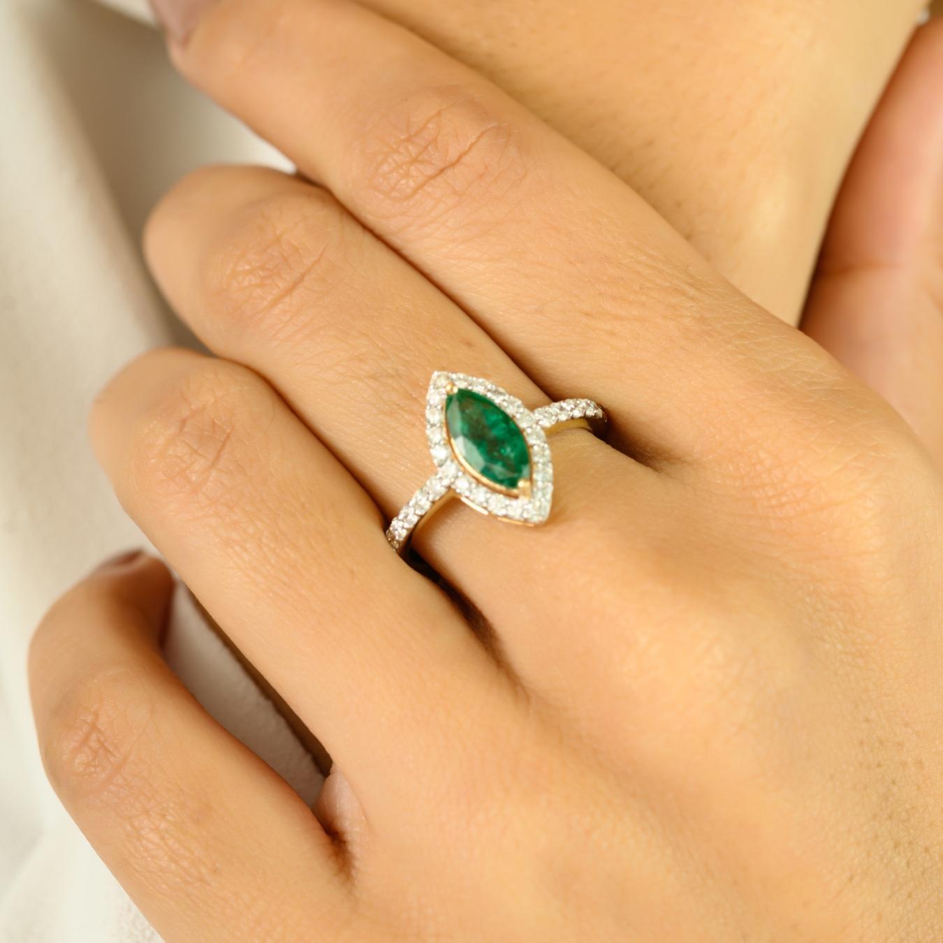 En vente :  Bague de fiançailles en or jaune 18 carats avec émeraude de forme marquise et halo de diamants 2