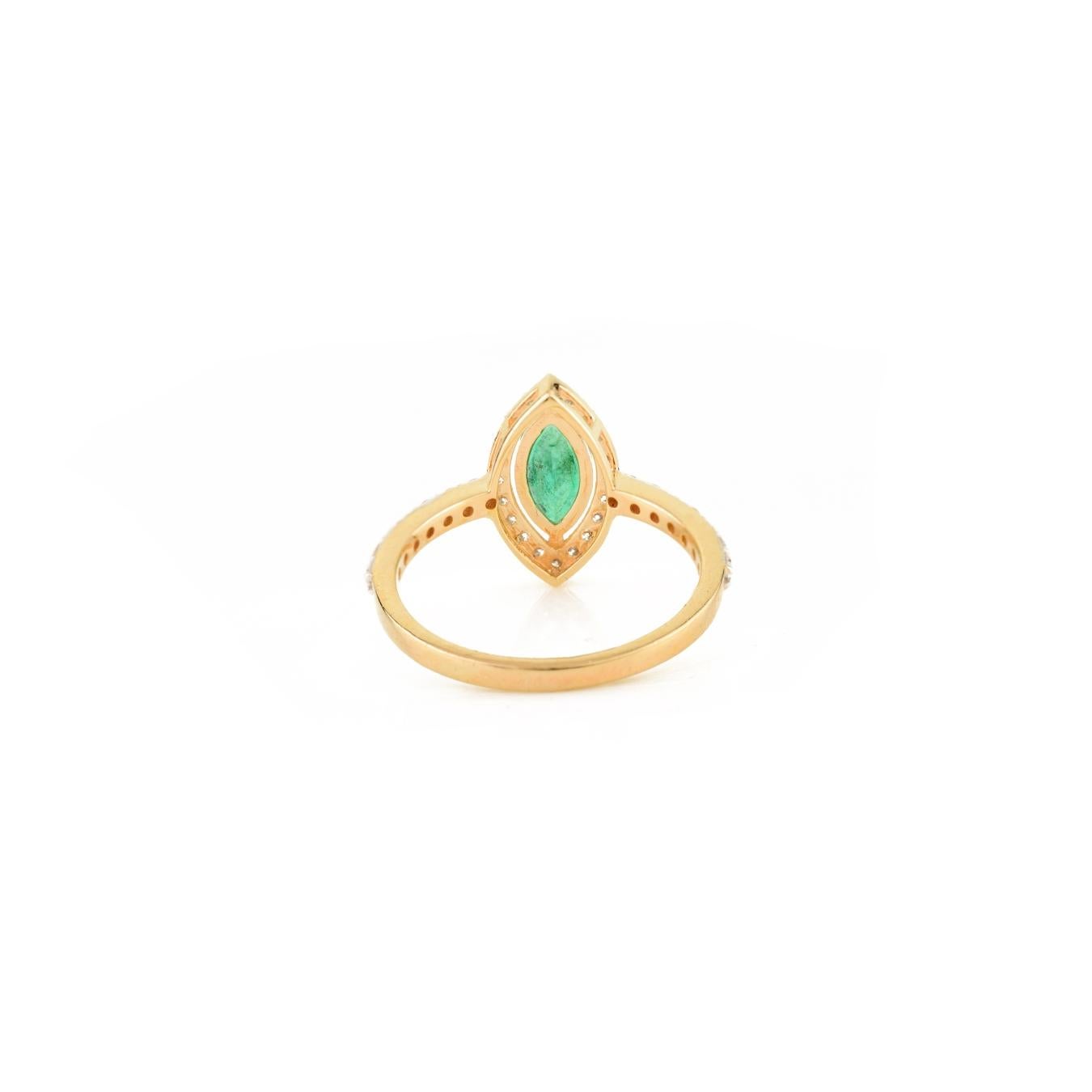 En vente :  Bague de fiançailles en or jaune 18 carats avec émeraude de forme marquise et halo de diamants 3