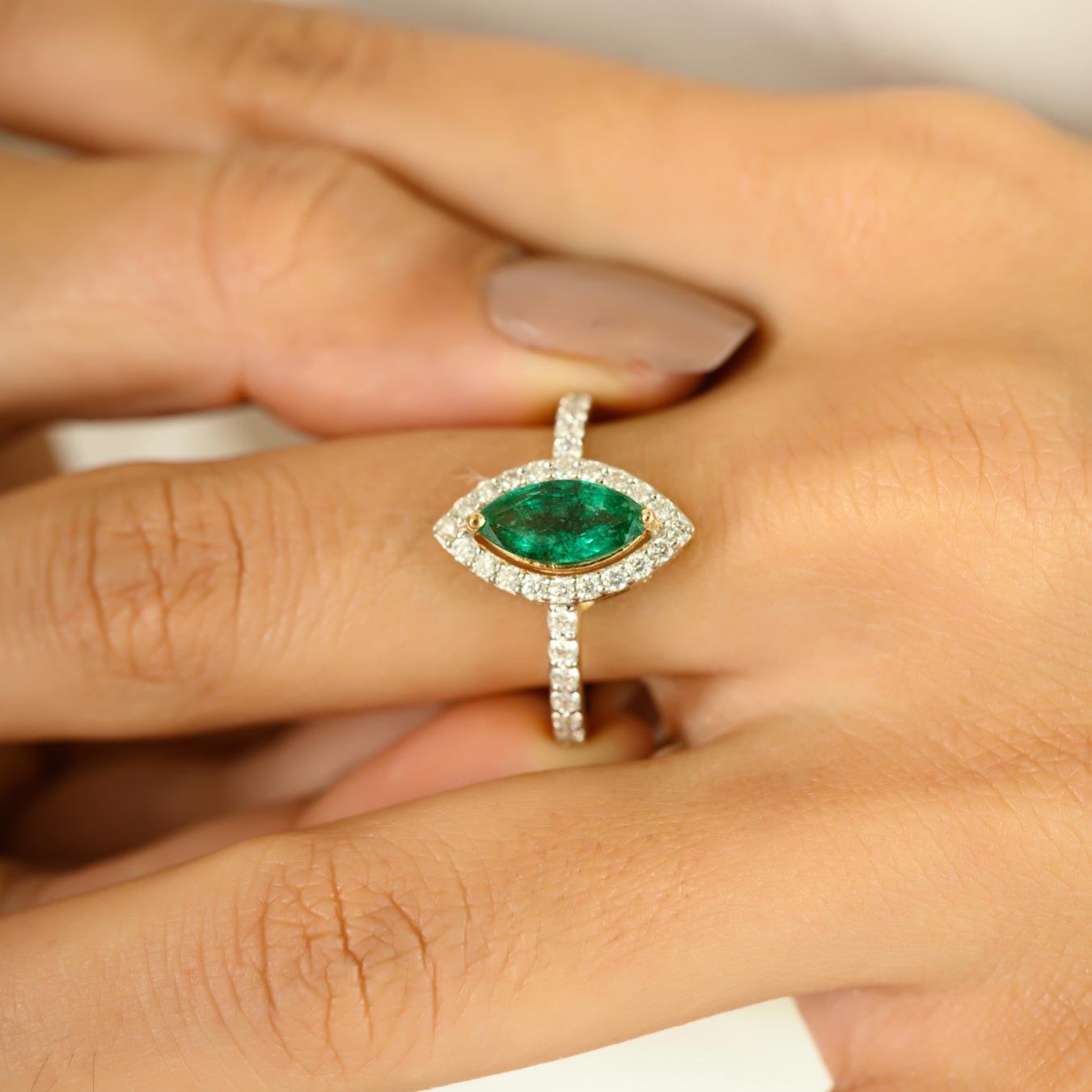 En vente :  Bague de fiançailles en or jaune 18 carats avec émeraude de forme marquise et halo de diamants 6