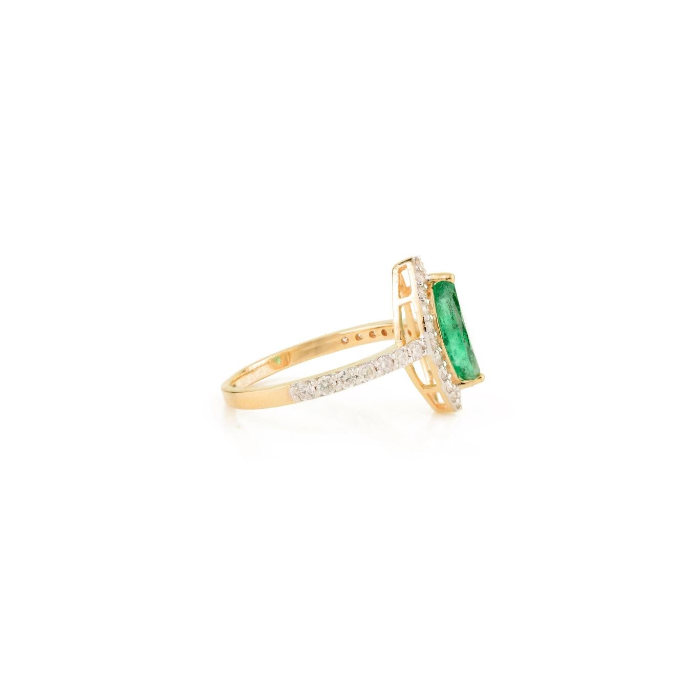 En vente :  Bague de fiançailles en or jaune 18 carats avec émeraude de forme marquise et halo de diamants 7