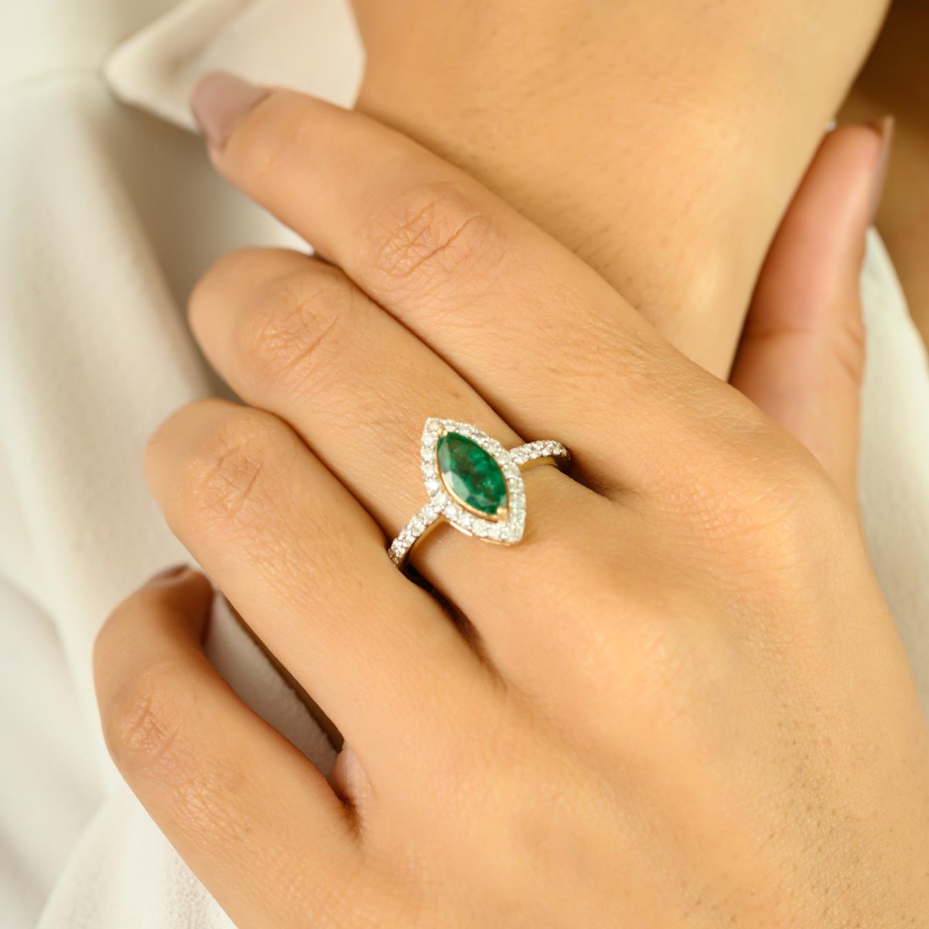 En vente :  Bague de fiançailles en or jaune 18 carats avec émeraude de forme marquise et halo de diamants 8
