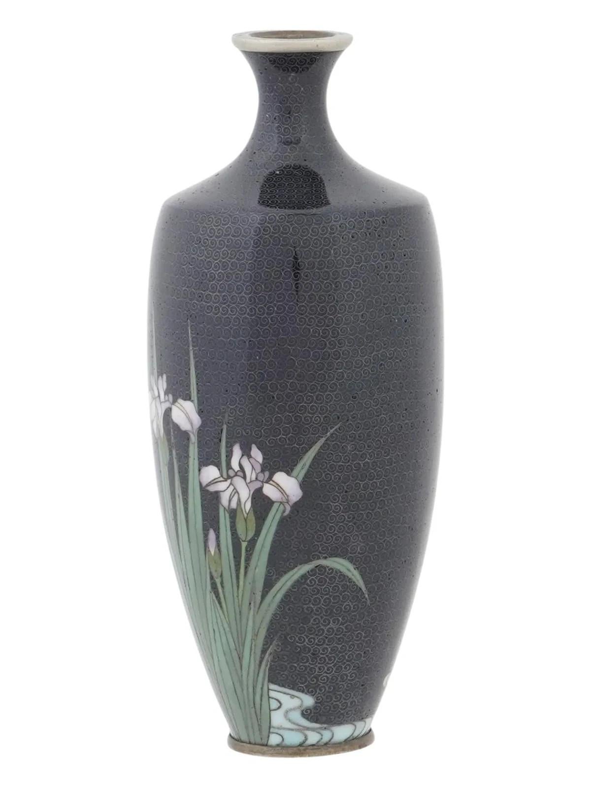 Questo squisito vaso giapponese Meiji cloisonné mostra delicati iris bianchi e blu lavorati in filo d'argento su un fondo karakusa scintillante. Il raffinato contrasto tra gli audaci fiori e l'intricata decorazione arabescata esemplifica l'età