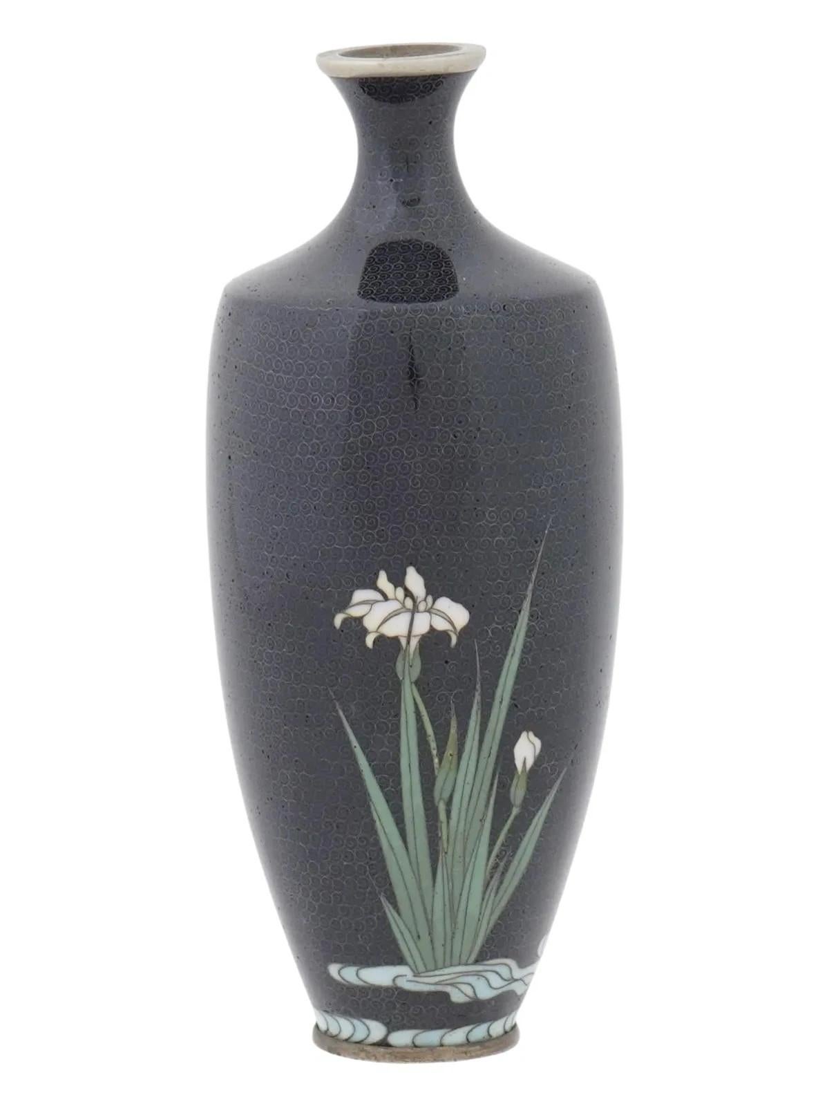 Giapponese Squisito vaso giapponese Meiji Cloisonne in filo d'argento Iris su Karakusa in vendita