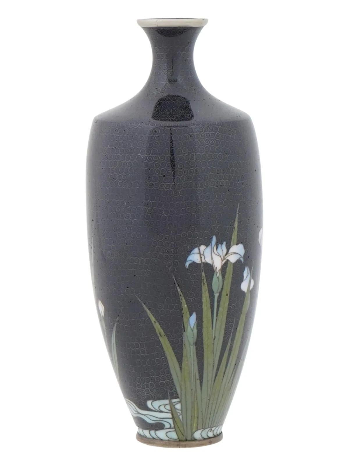 Cloisonné Squisito vaso giapponese Meiji Cloisonne in filo d'argento Iris su Karakusa in vendita