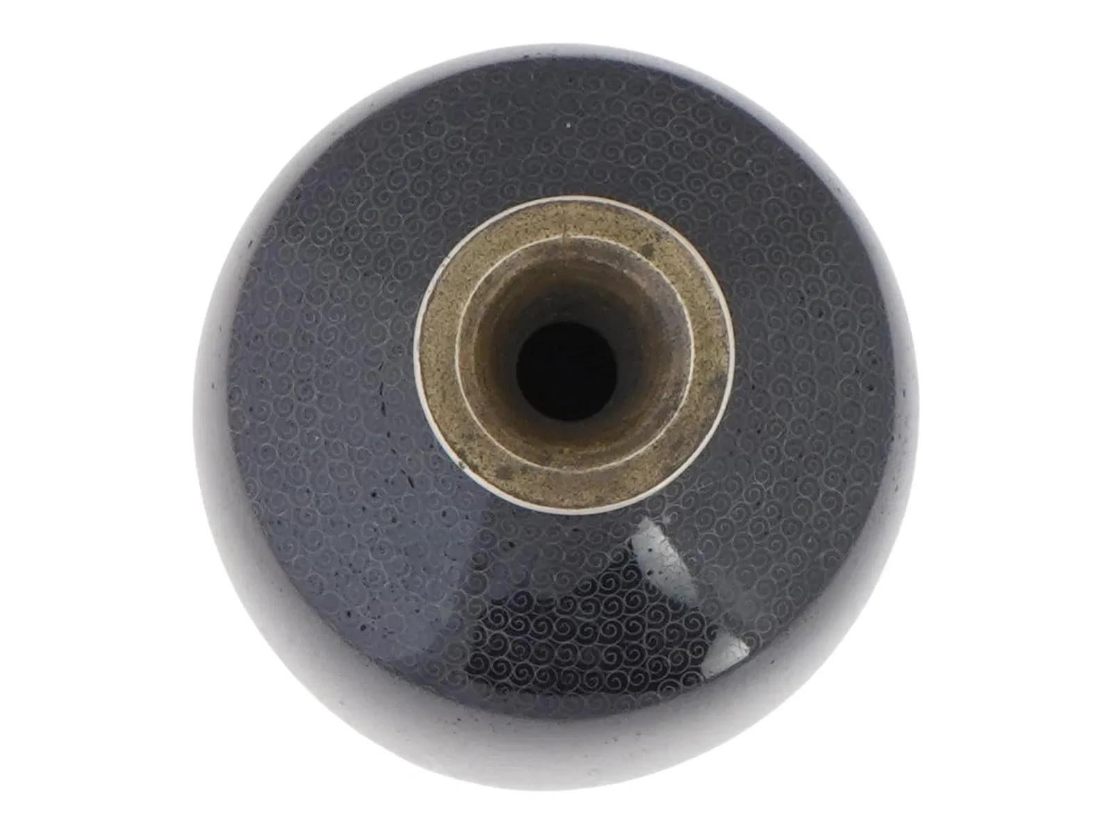 Squisito vaso giapponese Meiji Cloisonne in filo d'argento Iris su Karakusa In condizioni buone in vendita a Long Island City, NY