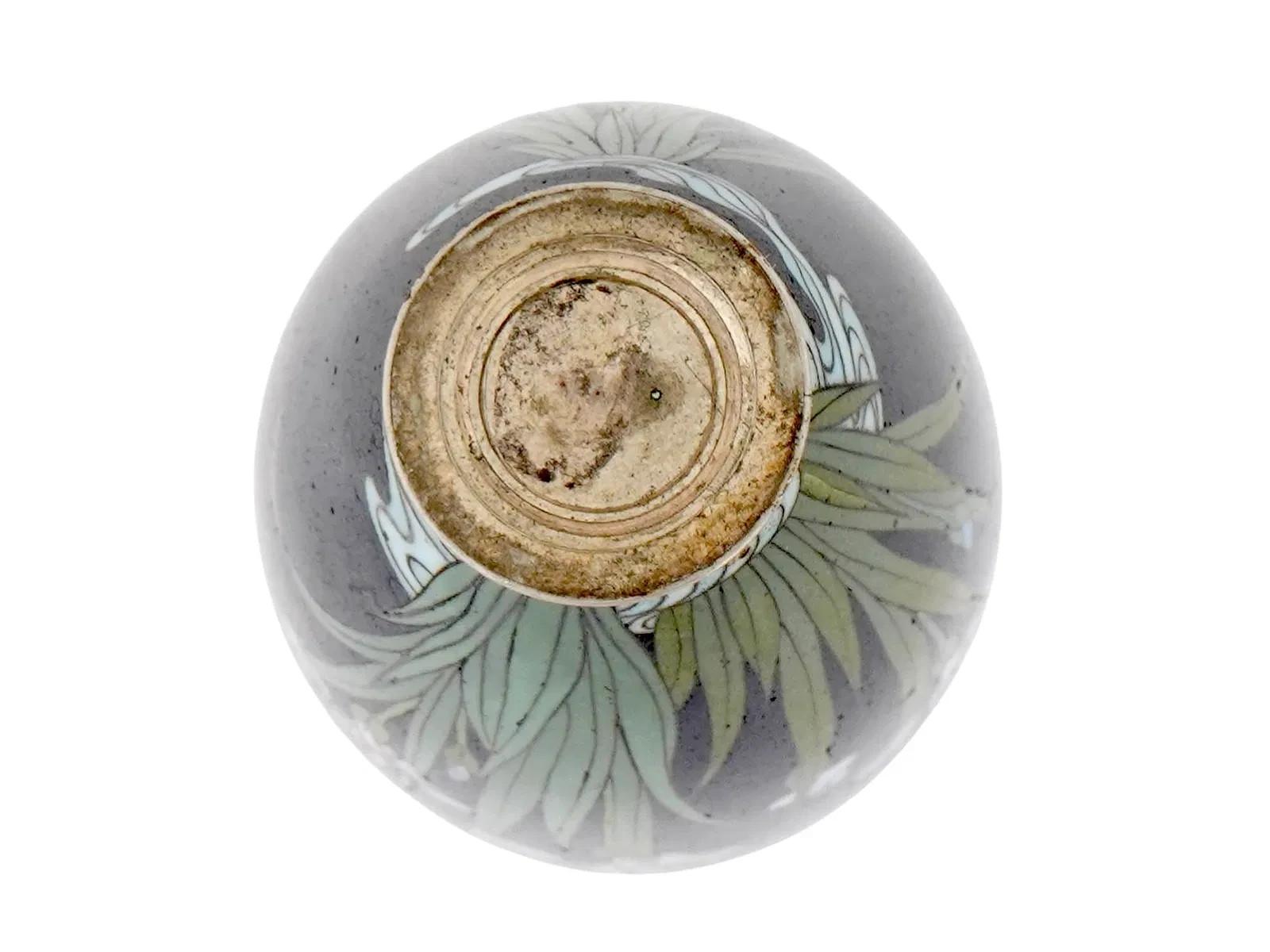 XIX secolo Squisito vaso giapponese Meiji Cloisonne in filo d'argento Iris su Karakusa in vendita