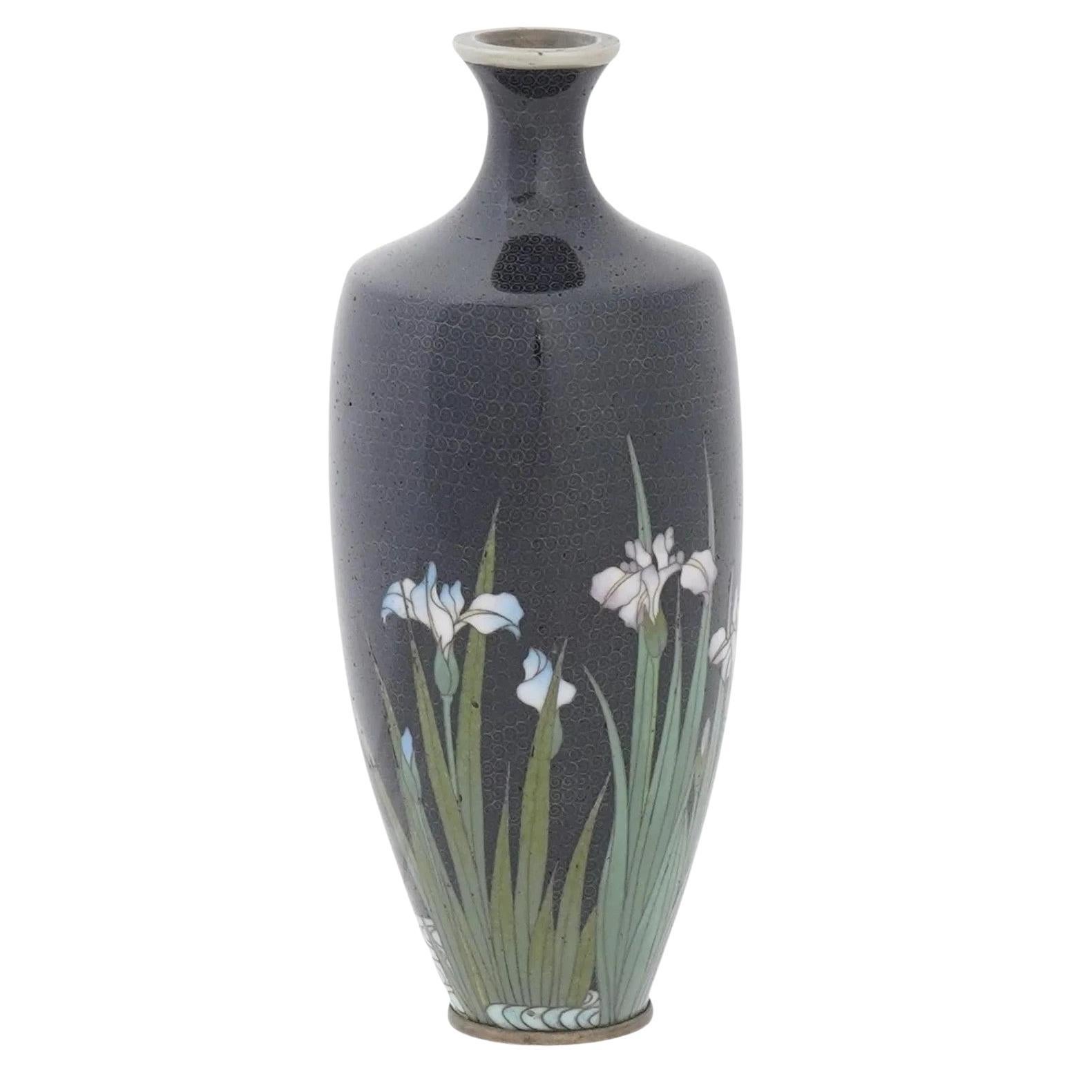 Squisito vaso giapponese Meiji Cloisonne in filo d'argento Iris su Karakusa in vendita