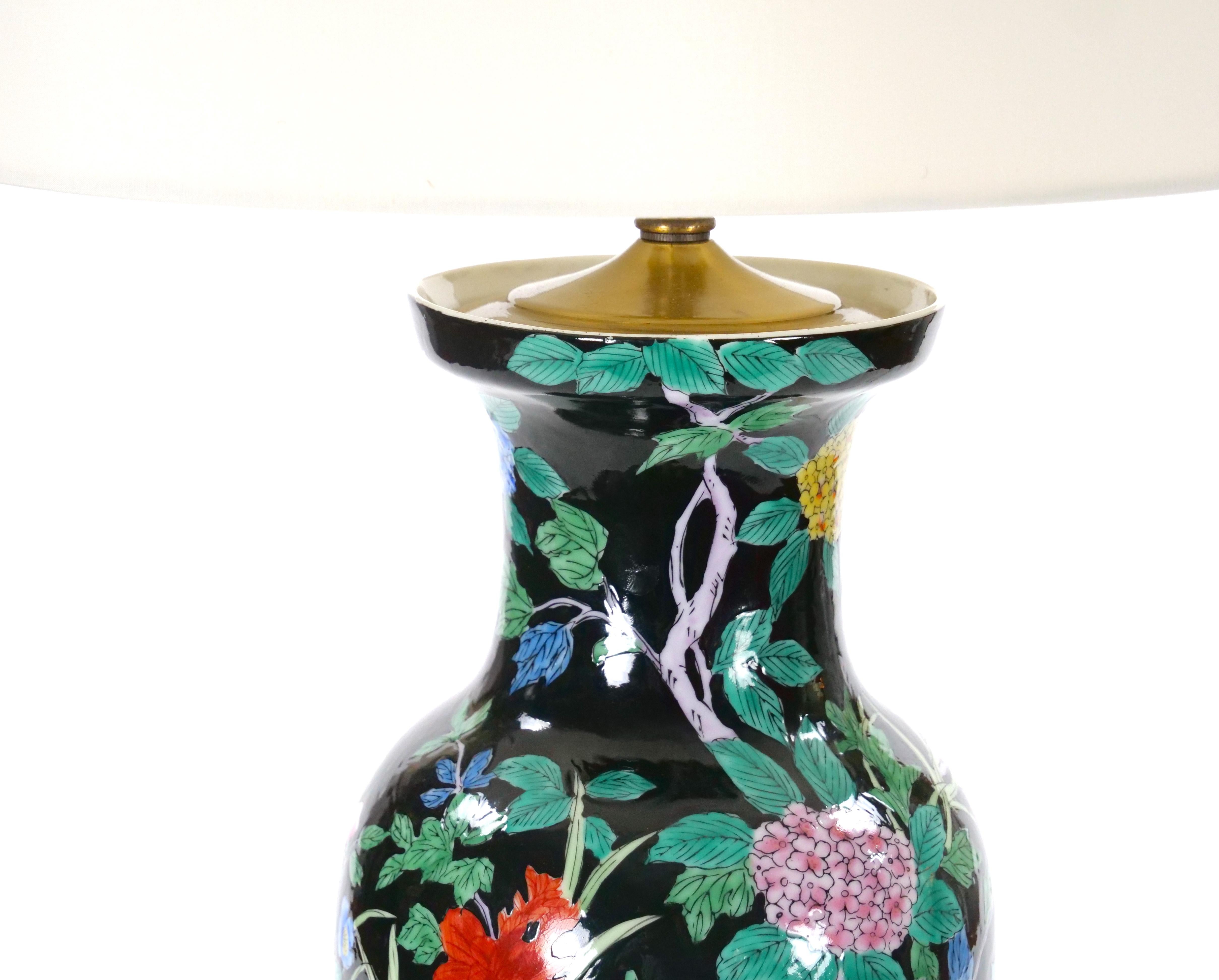 Exquisita lámpara de mesa de porcelana china Famille Noir de mediados del siglo XX / Base de madera en venta 4