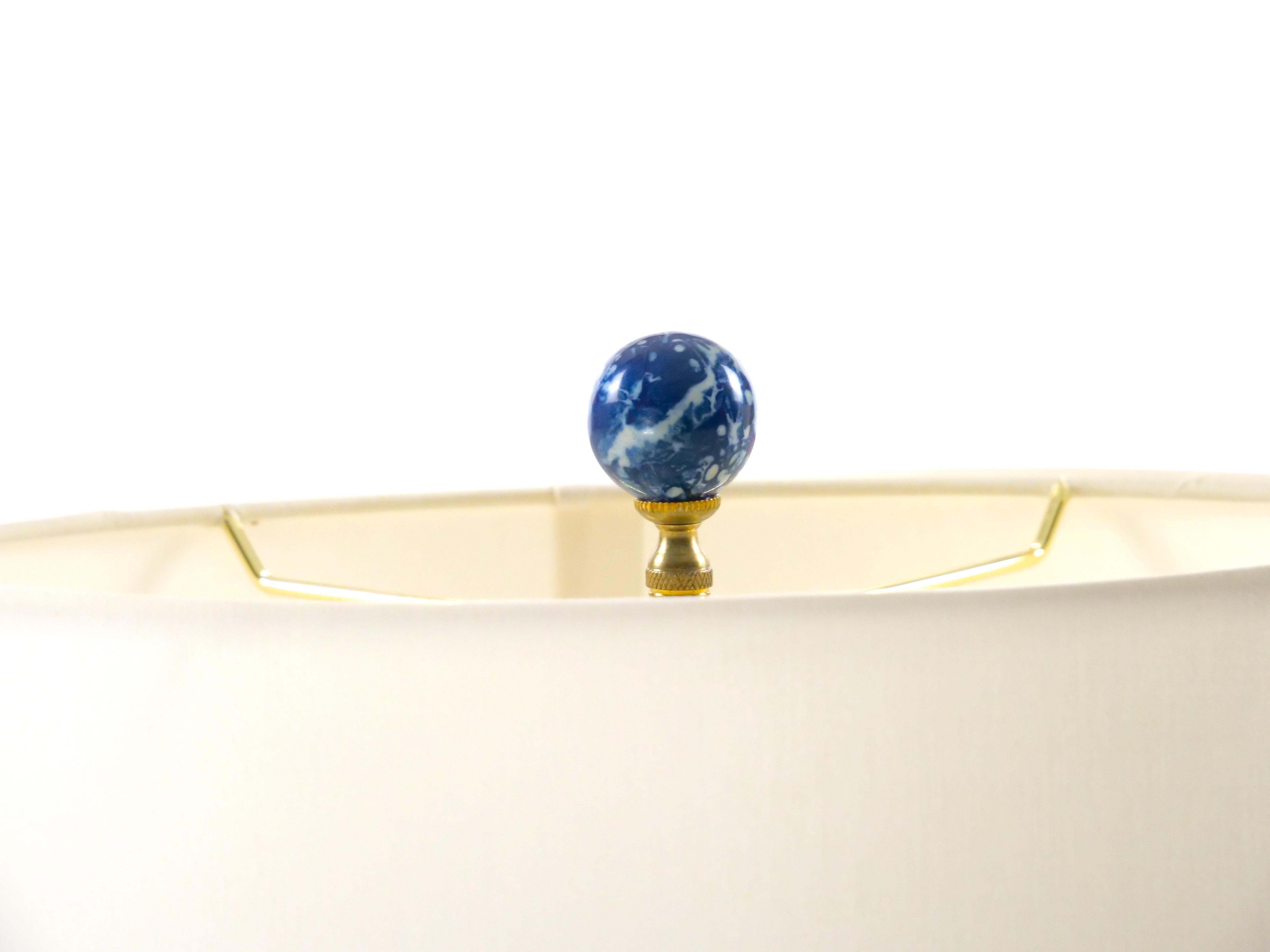 Exquisita lámpara de mesa de porcelana china Famille Noir de mediados del siglo XX / Base de madera en venta 5