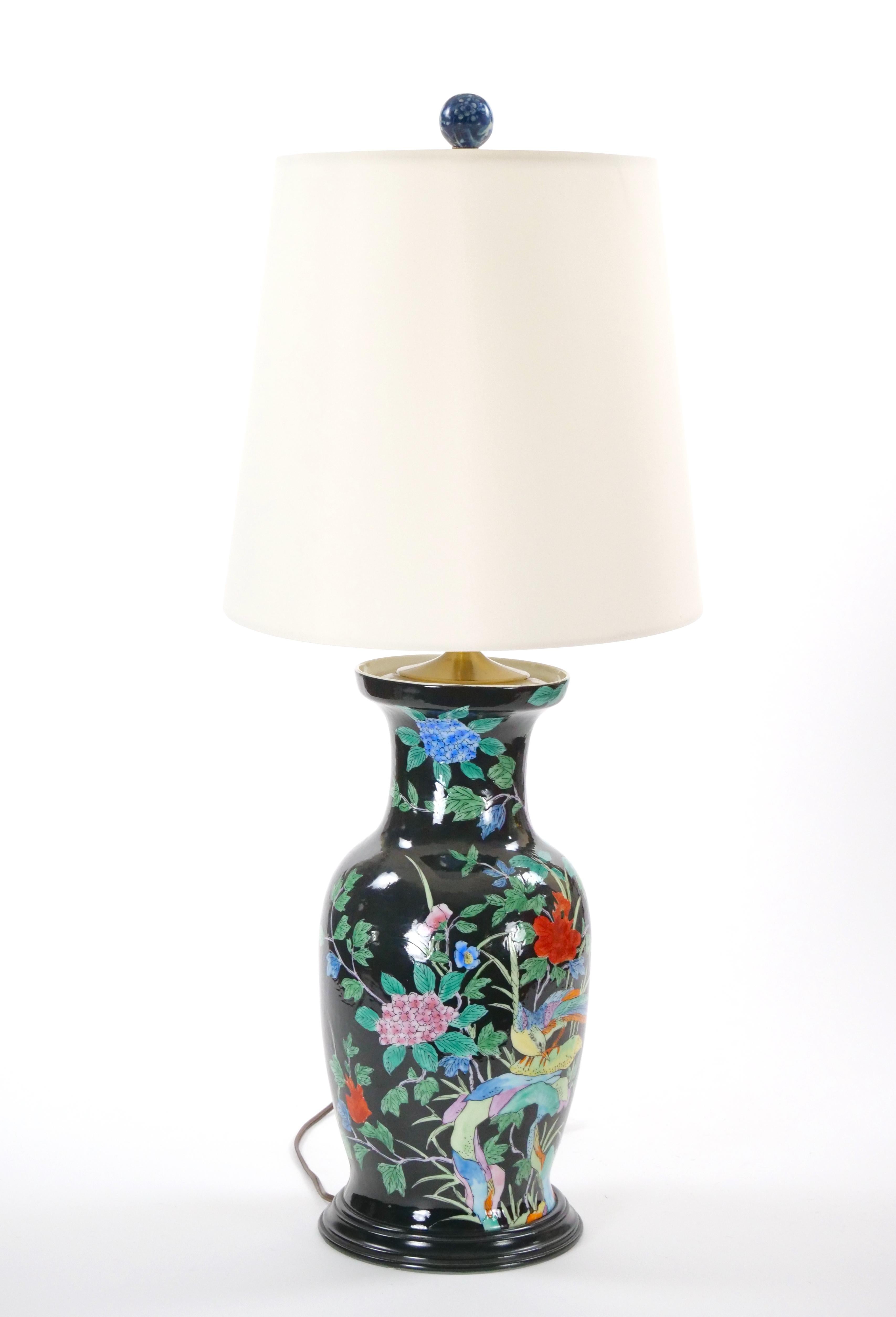 Exquisita lámpara de mesa de porcelana china Famille Noir de mediados del siglo XX / Base de madera en venta 7