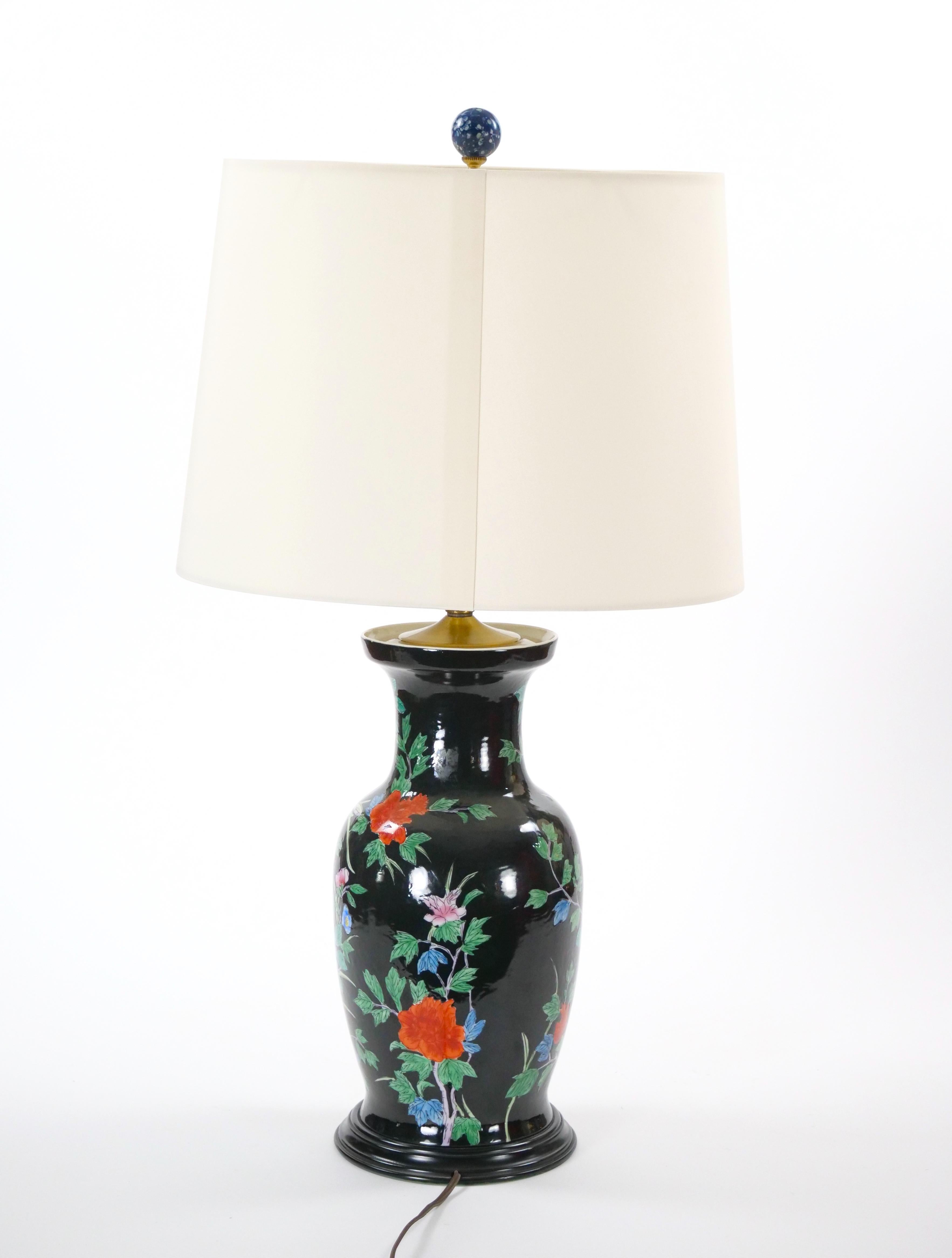 Exquisita lámpara de mesa de porcelana china Famille Noir de mediados del siglo XX / Base de madera en venta 8