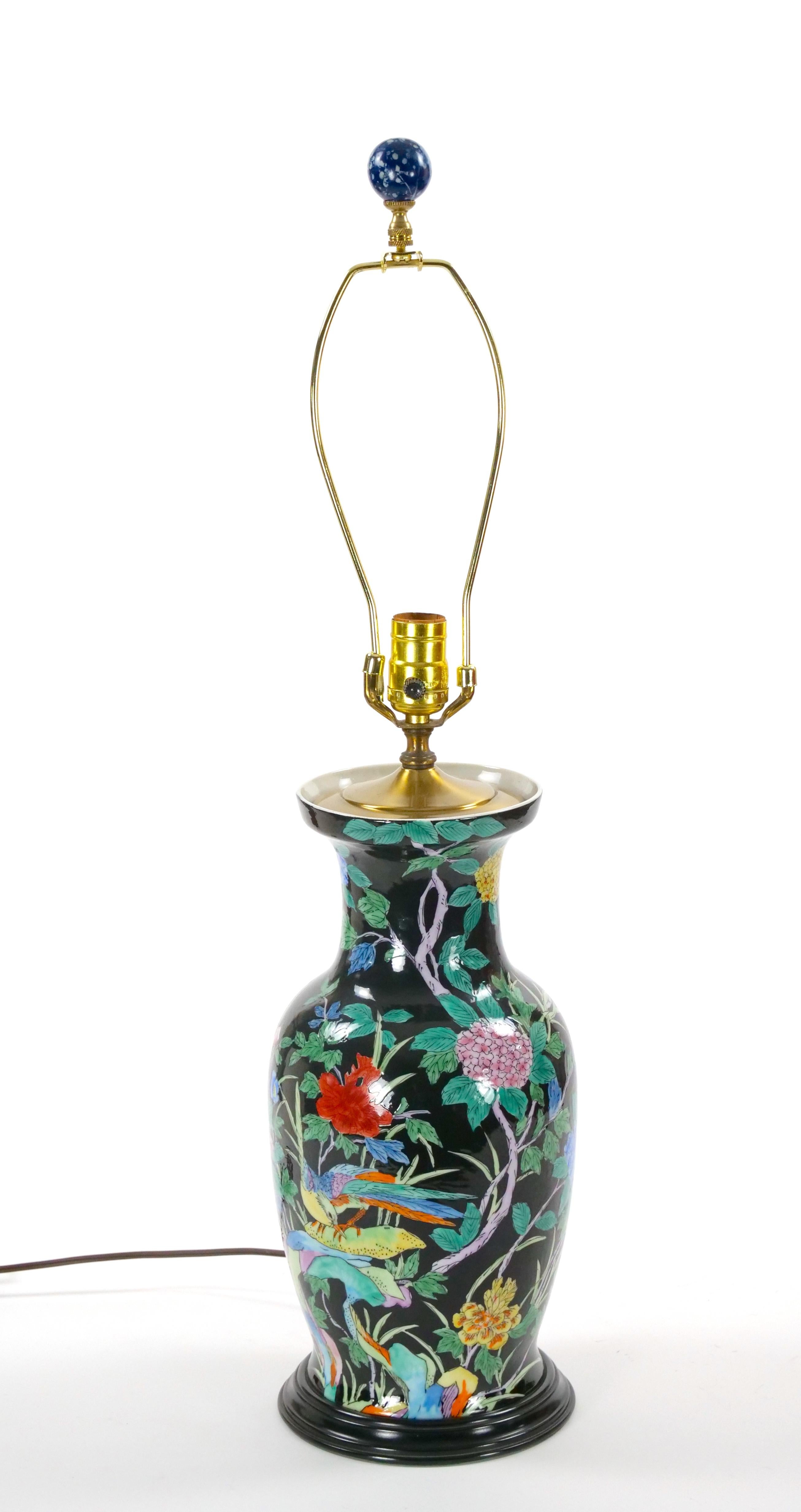 Exquisita lámpara de mesa de porcelana china Famille Noir de mediados del siglo XX / Base de madera en venta 9