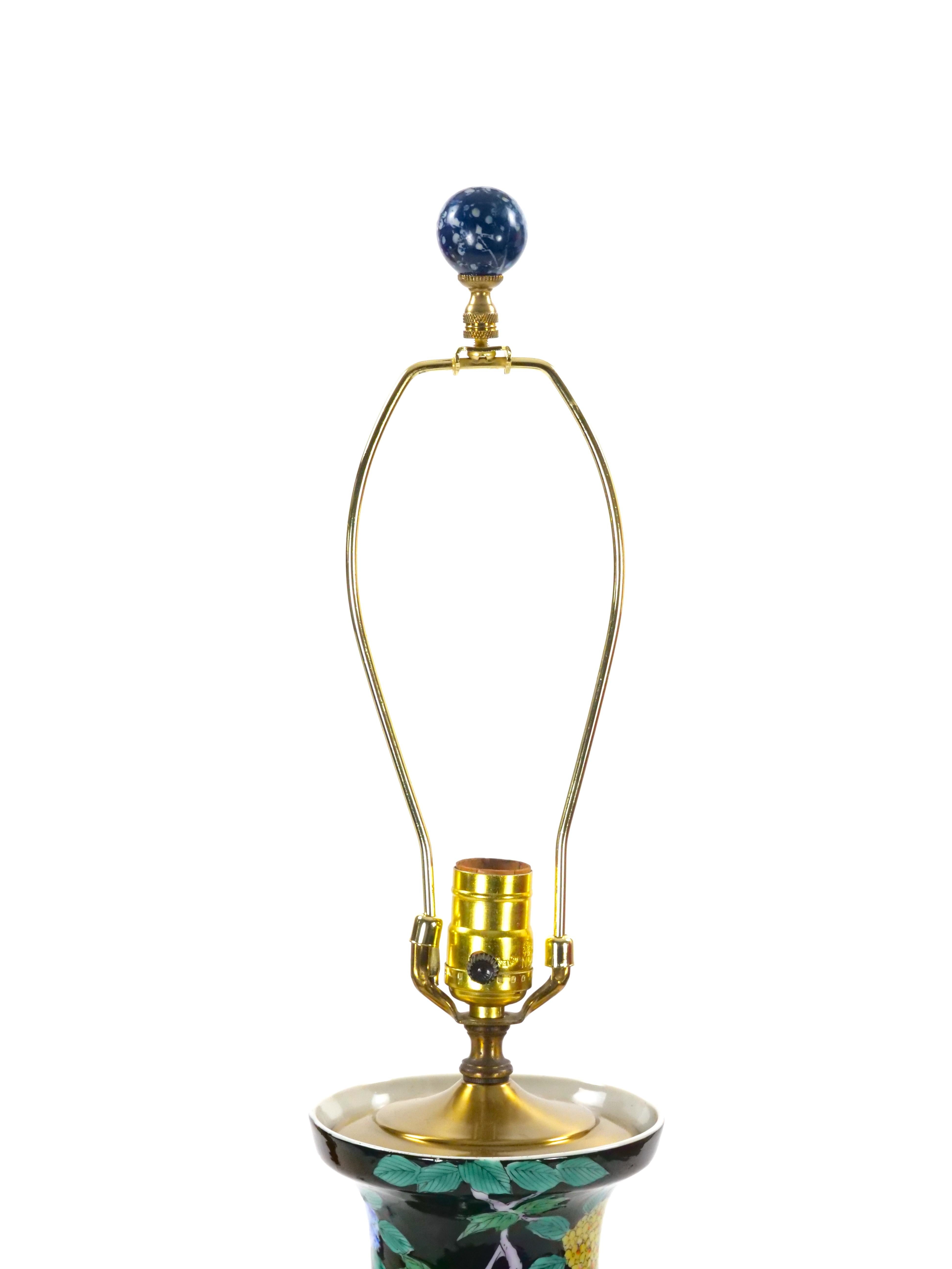 Exquisita lámpara de mesa de porcelana china Famille Noir de mediados del siglo XX / Base de madera en venta 10