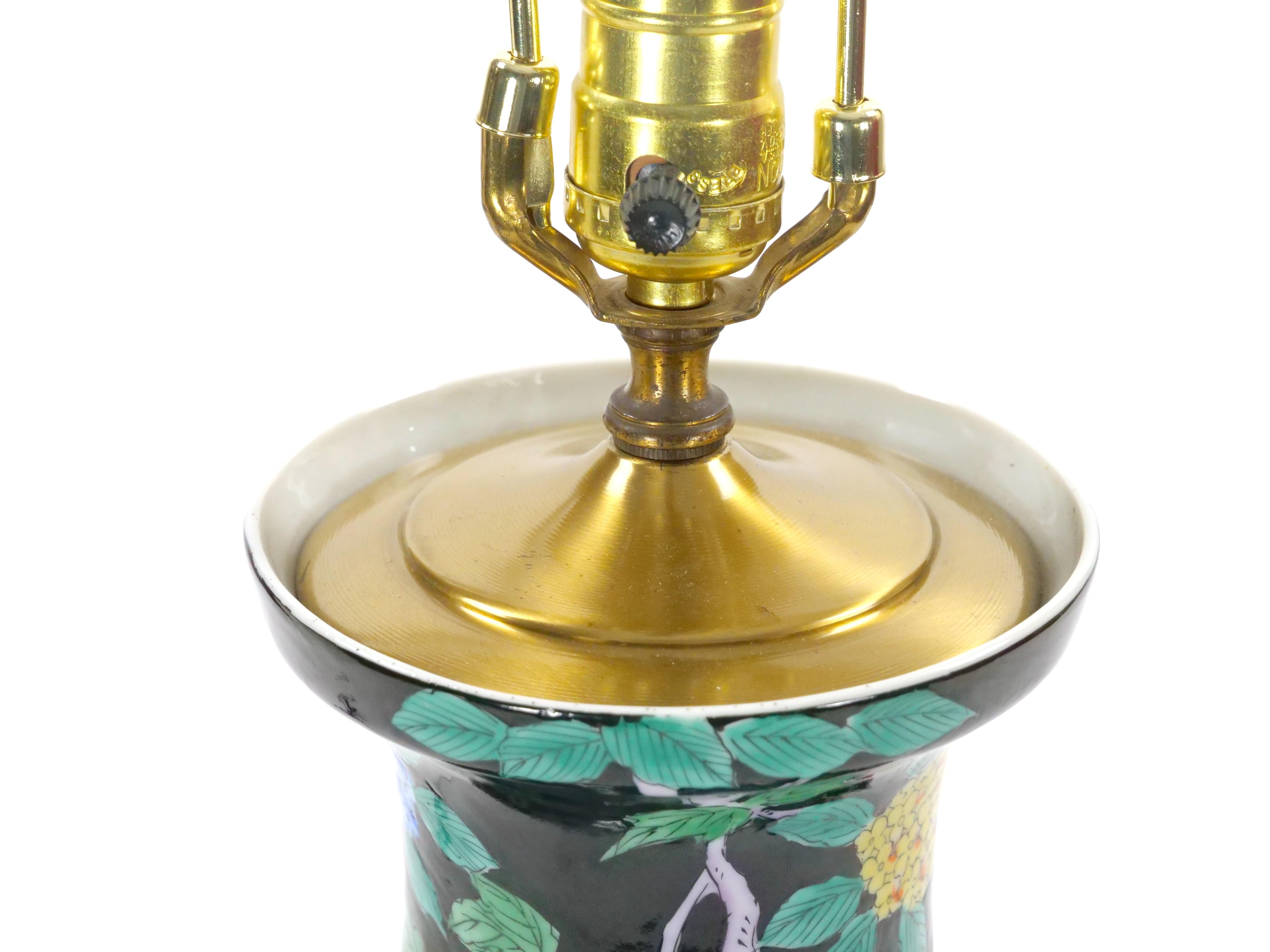 Exquisita lámpara de mesa de porcelana china Famille Noir de mediados del siglo XX / Base de madera en venta 11