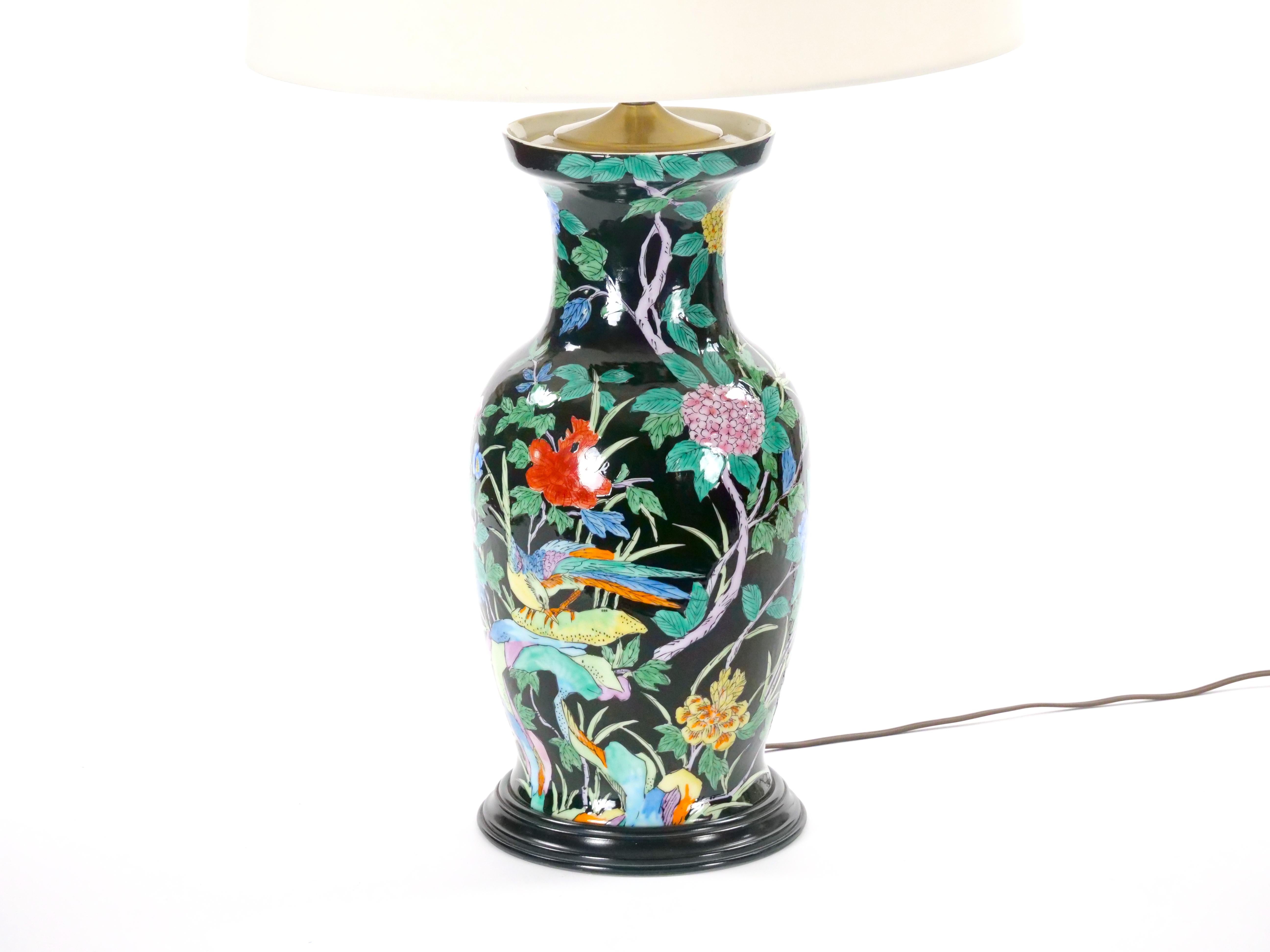 Exquisita lámpara de mesa de porcelana china Famille Noir de mediados del siglo XX / Base de madera en venta 12