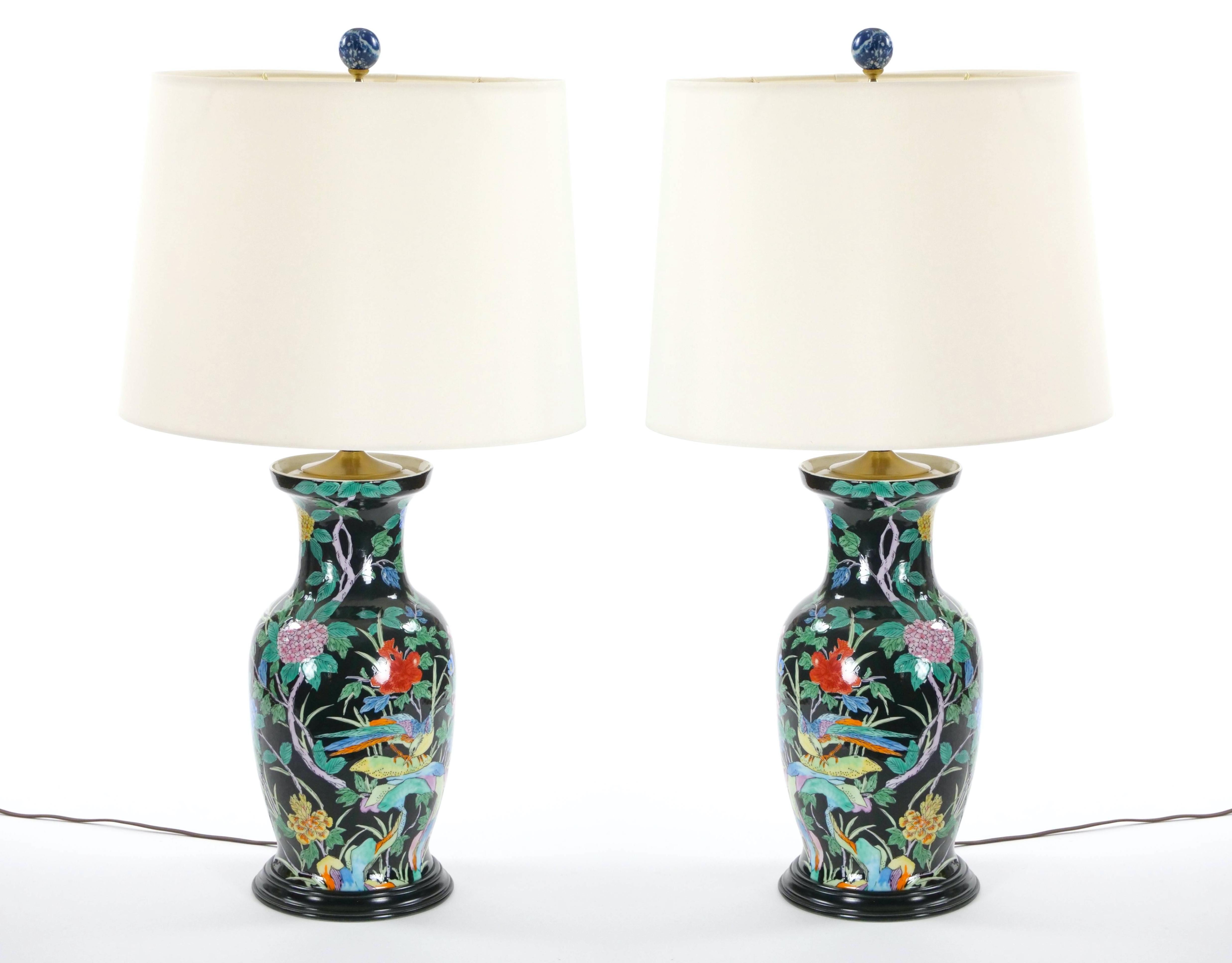 Exquisita lámpara de mesa de porcelana china Famille Noir de mediados del siglo XX / Base de madera en venta 13