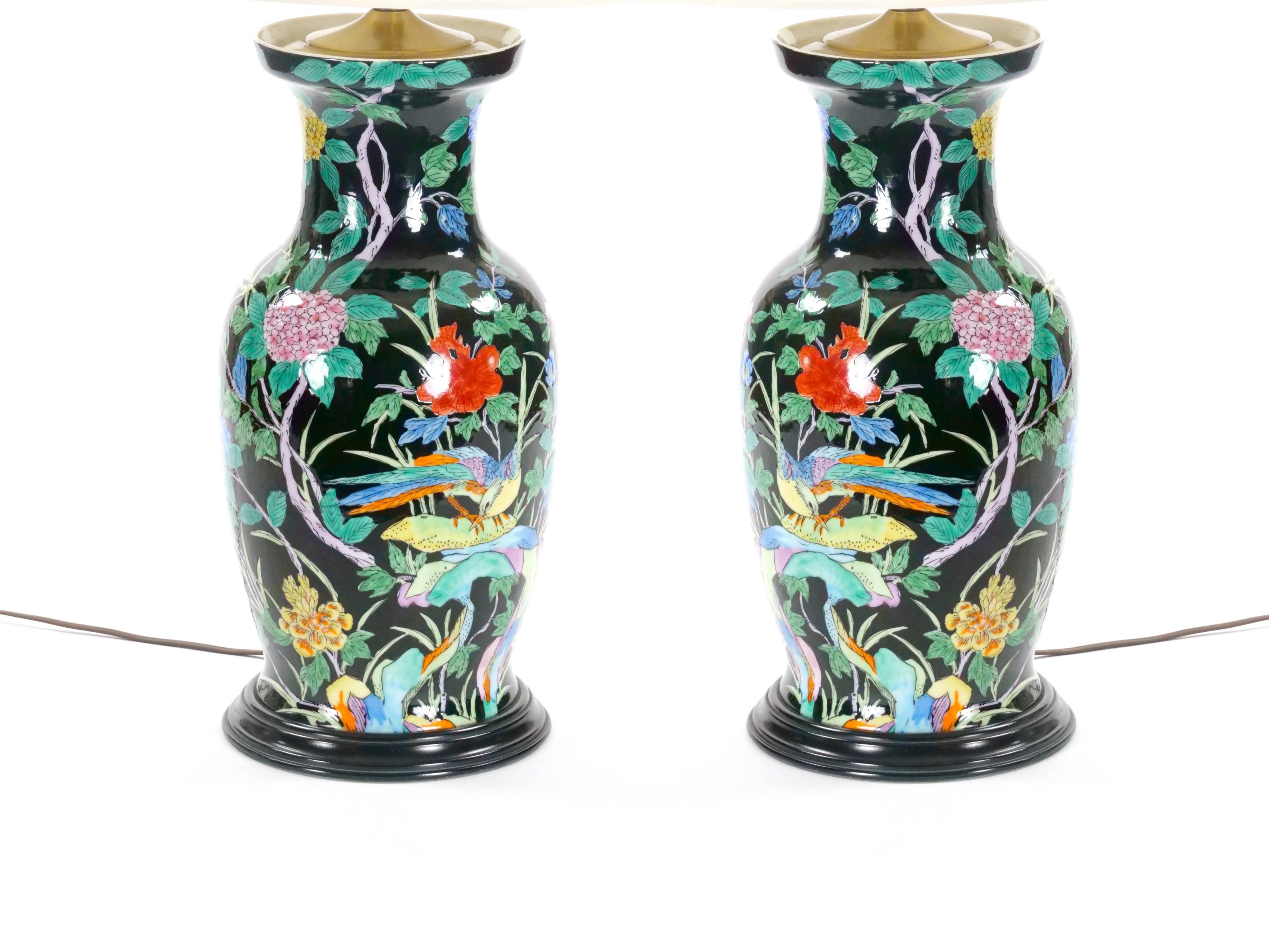Exquisita lámpara de mesa de porcelana china Famille Noir de mediados del siglo XX / Base de madera Chinoiserie en venta