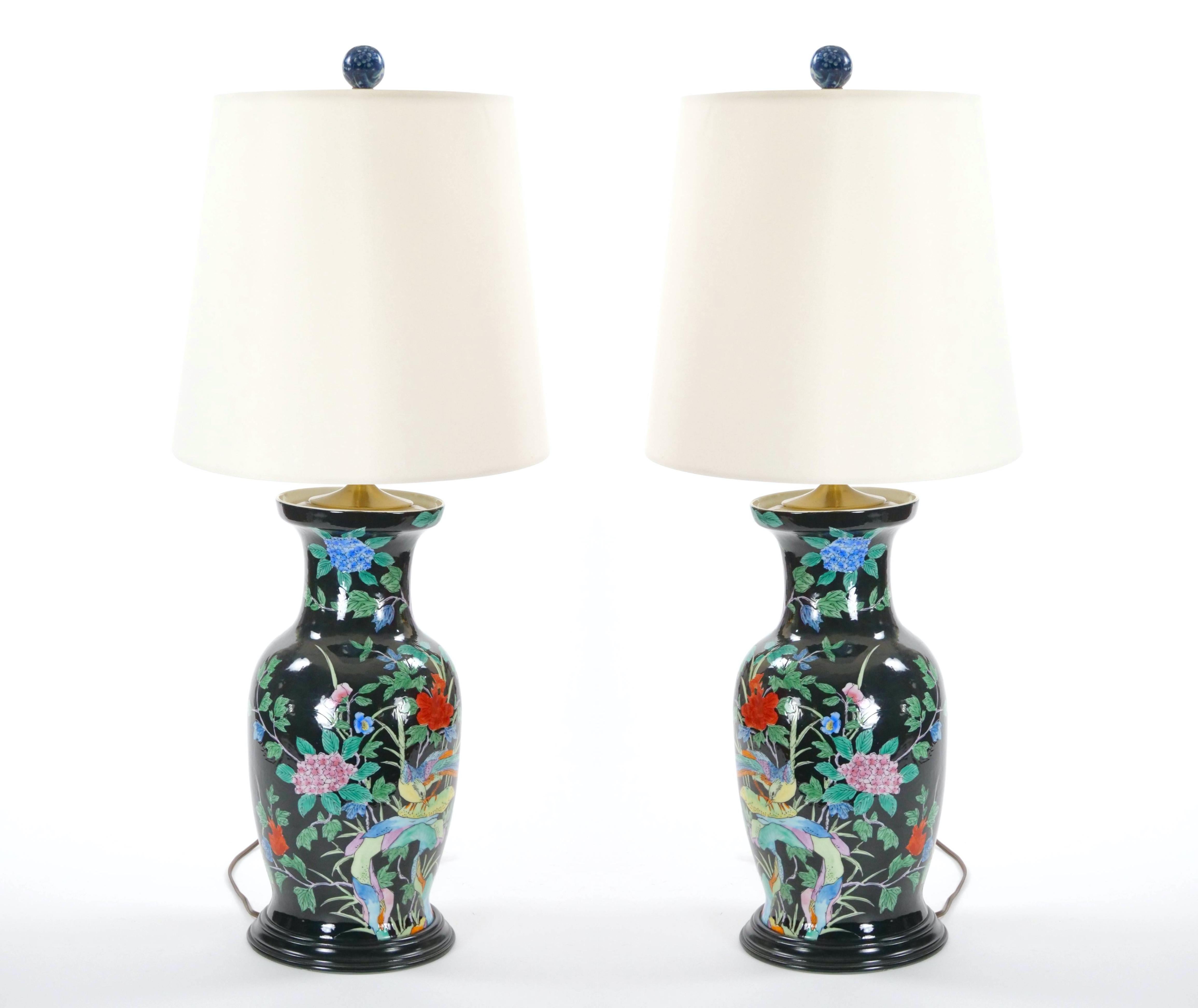 Exquisita lámpara de mesa de porcelana china Famille Noir de mediados del siglo XX / Base de madera Glaseado en venta