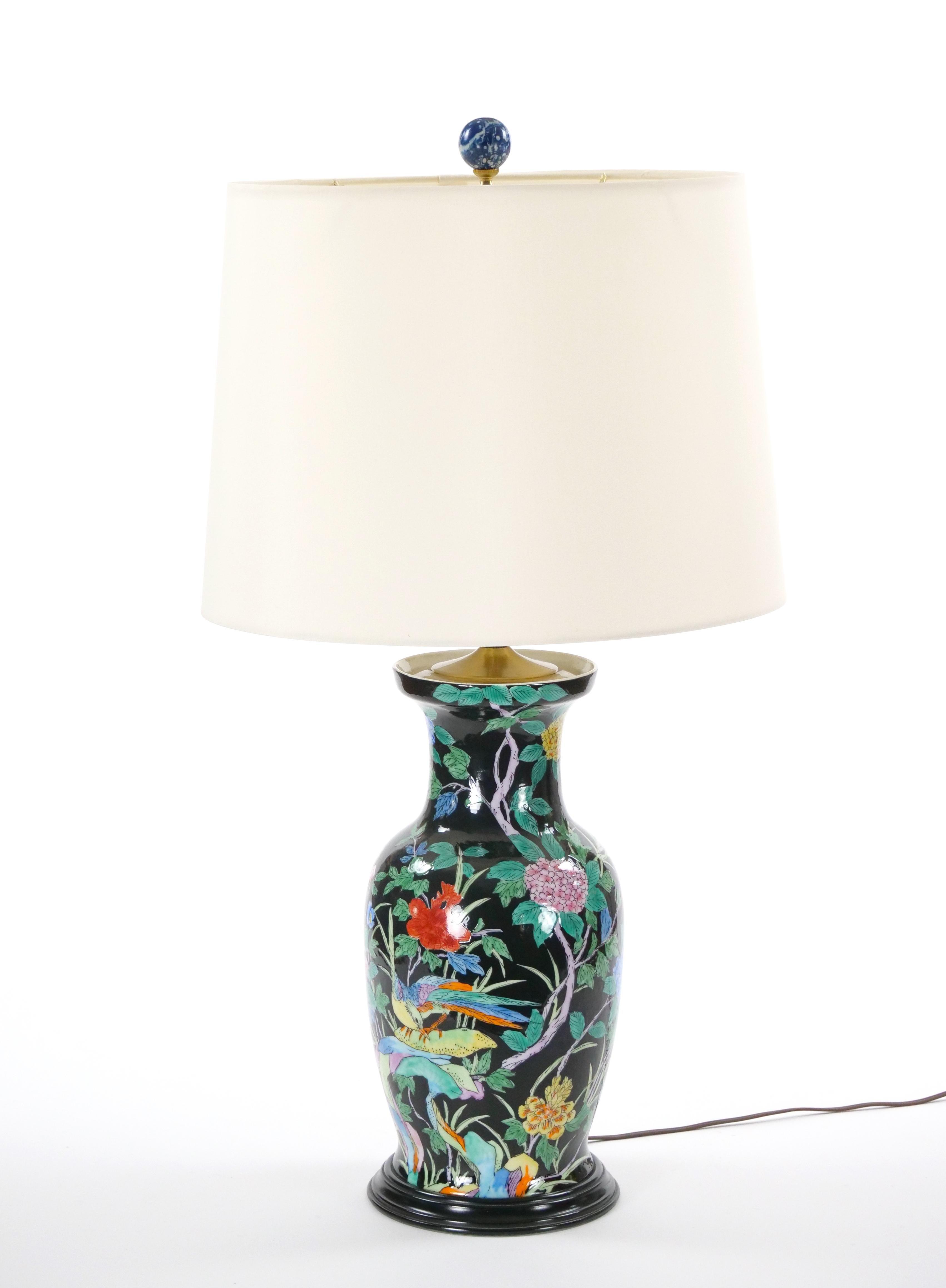 Exquisita lámpara de mesa de porcelana china Famille Noir de mediados del siglo XX / Base de madera en Bueno estado para la venta en Tarry Town, NY