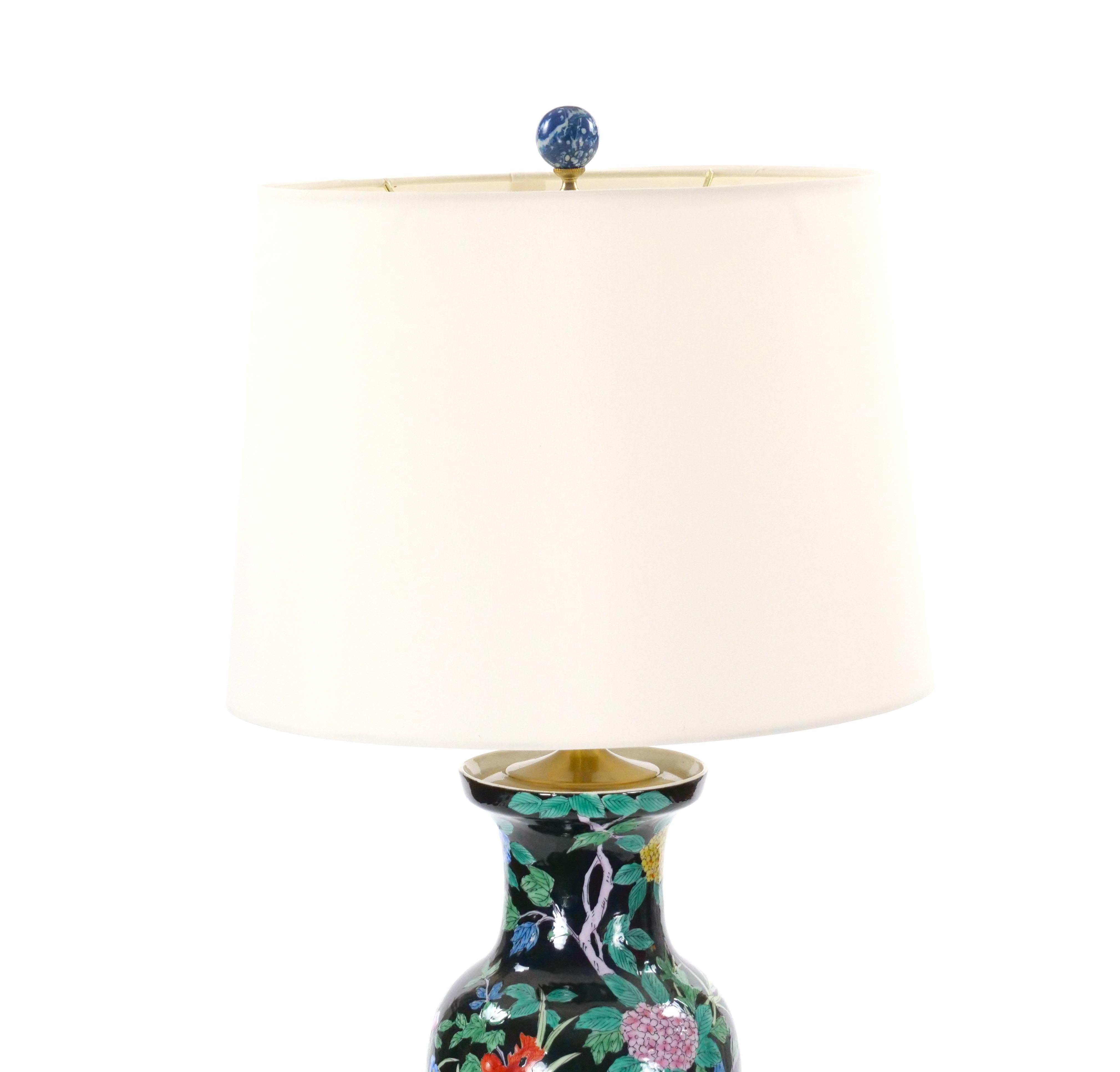 Exquisita lámpara de mesa de porcelana china Famille Noir de mediados del siglo XX / Base de madera Porcelana en venta