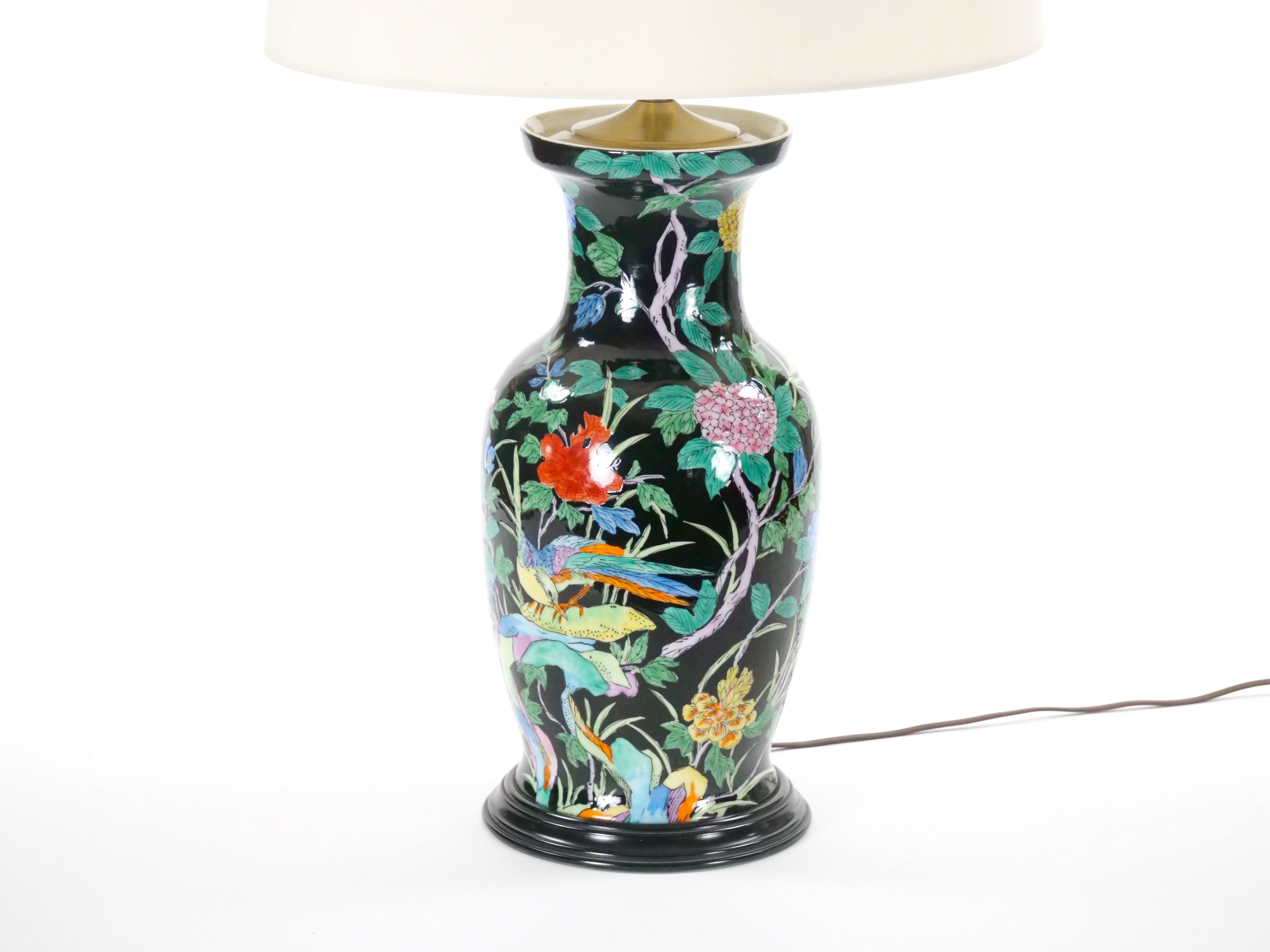 Exquisita lámpara de mesa de porcelana china Famille Noir de mediados del siglo XX / Base de madera en venta 1