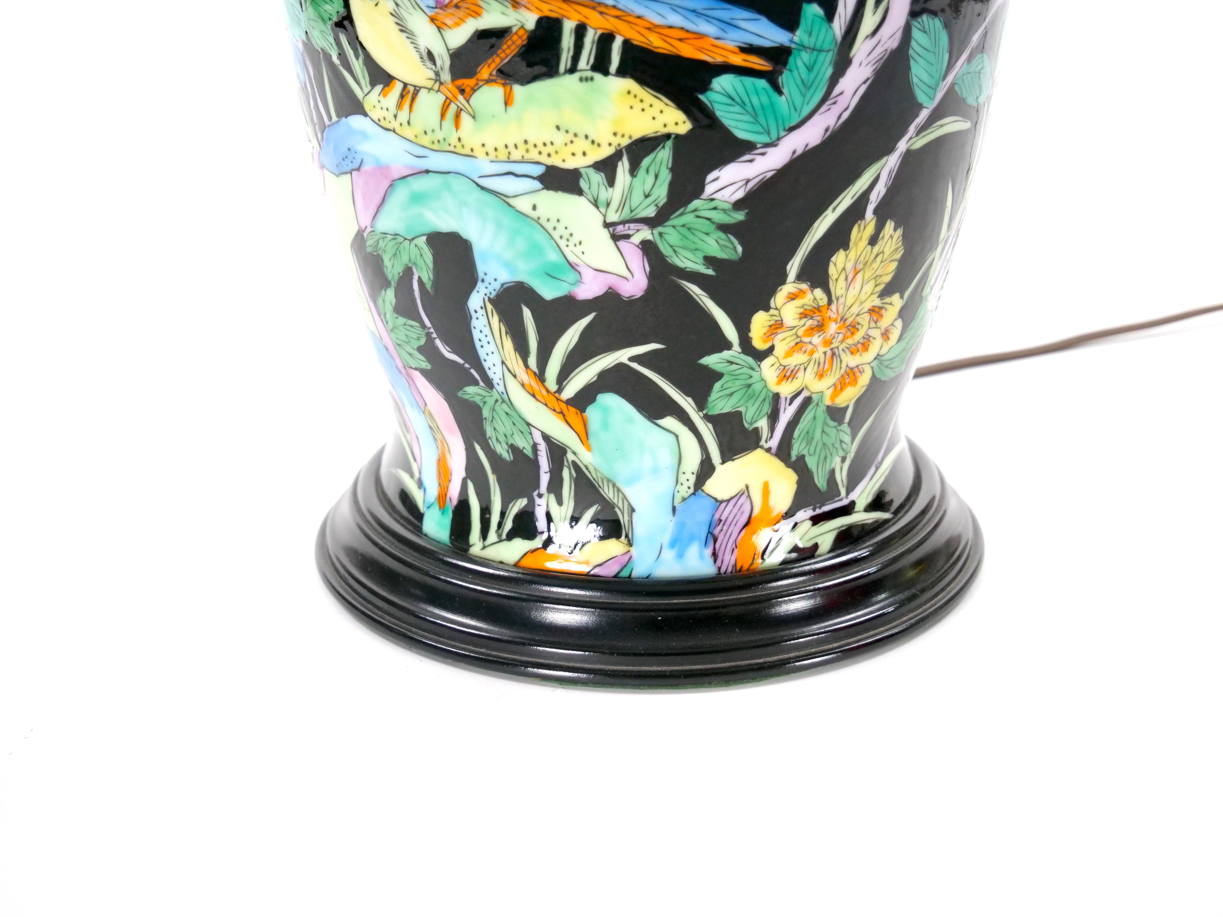 Exquisita lámpara de mesa de porcelana china Famille Noir de mediados del siglo XX / Base de madera en venta 2