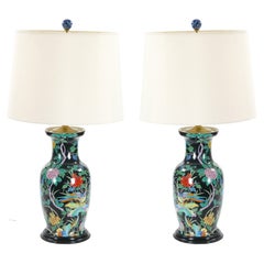 Exquisite chinesische Famille Noir-Porzellan-Tischlampe / Holzsockel aus der Mitte des 20. Jahrhunderts