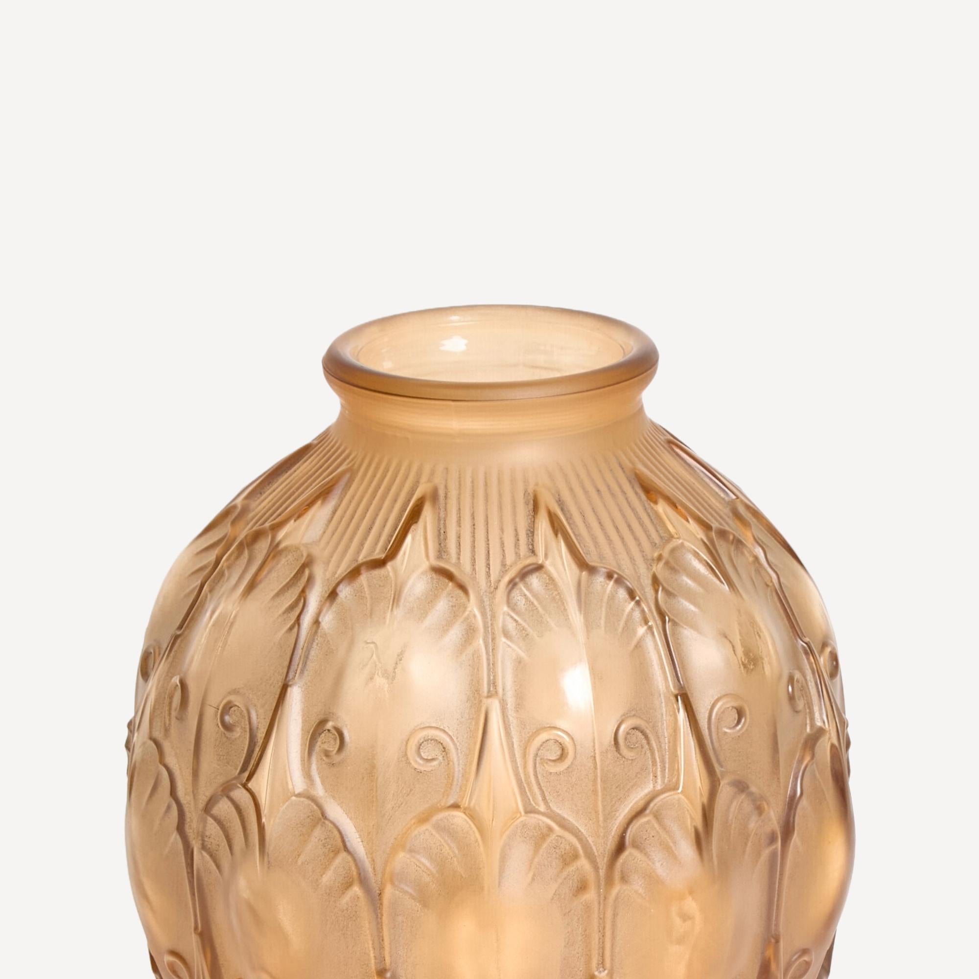 Exemple frappant de verre décoratif belge du milieu du XXe siècle, ce vase de Val Saint Lambert, vers 1934, incarne l'art et l'innovation de l'un des verriers les plus célèbres d'Europe. Réalisé dans le célèbre motif 