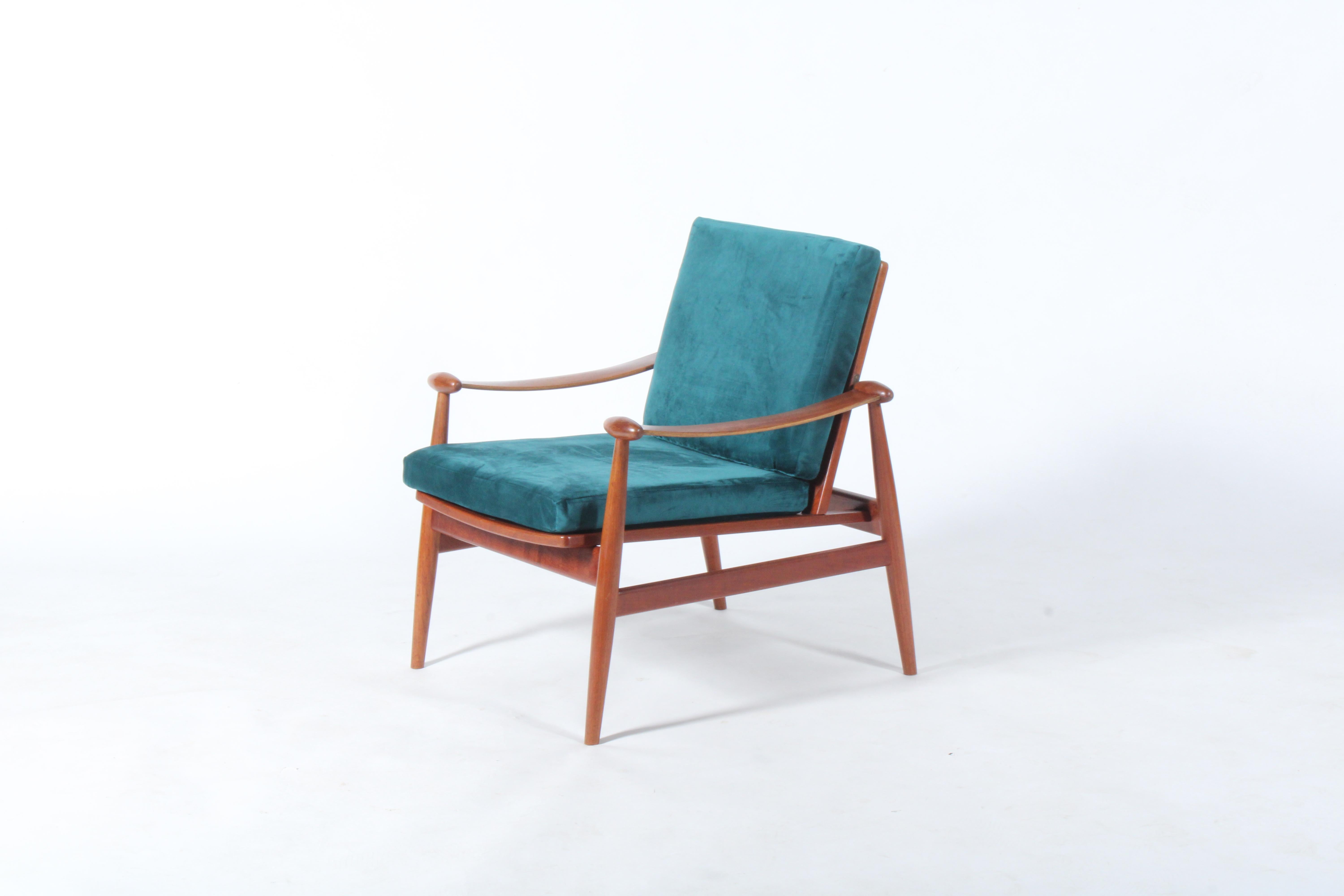 Original et authentique chaise Spade en bois de teck du légendaire designer danois Finn Juhl fabriquée par France et Daverkosen vers 1950.  Cette pièce est en superbe état, ayant fait l'objet d'une restauration professionnelle avec des coussins