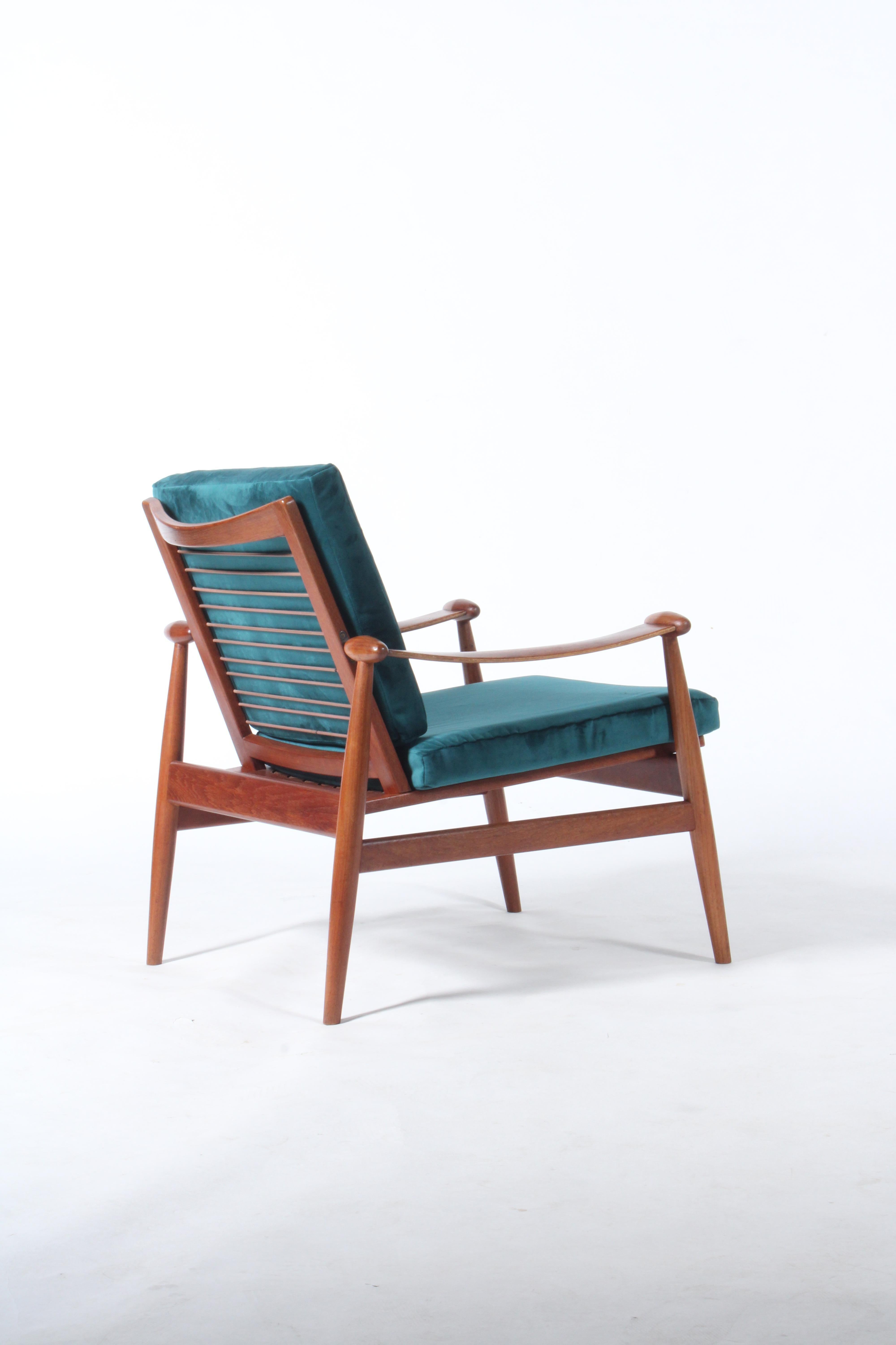 Velours Exquise chaise danoise du milieu du siècle dernier en teck de Finn Juhl pour France & Son en vente