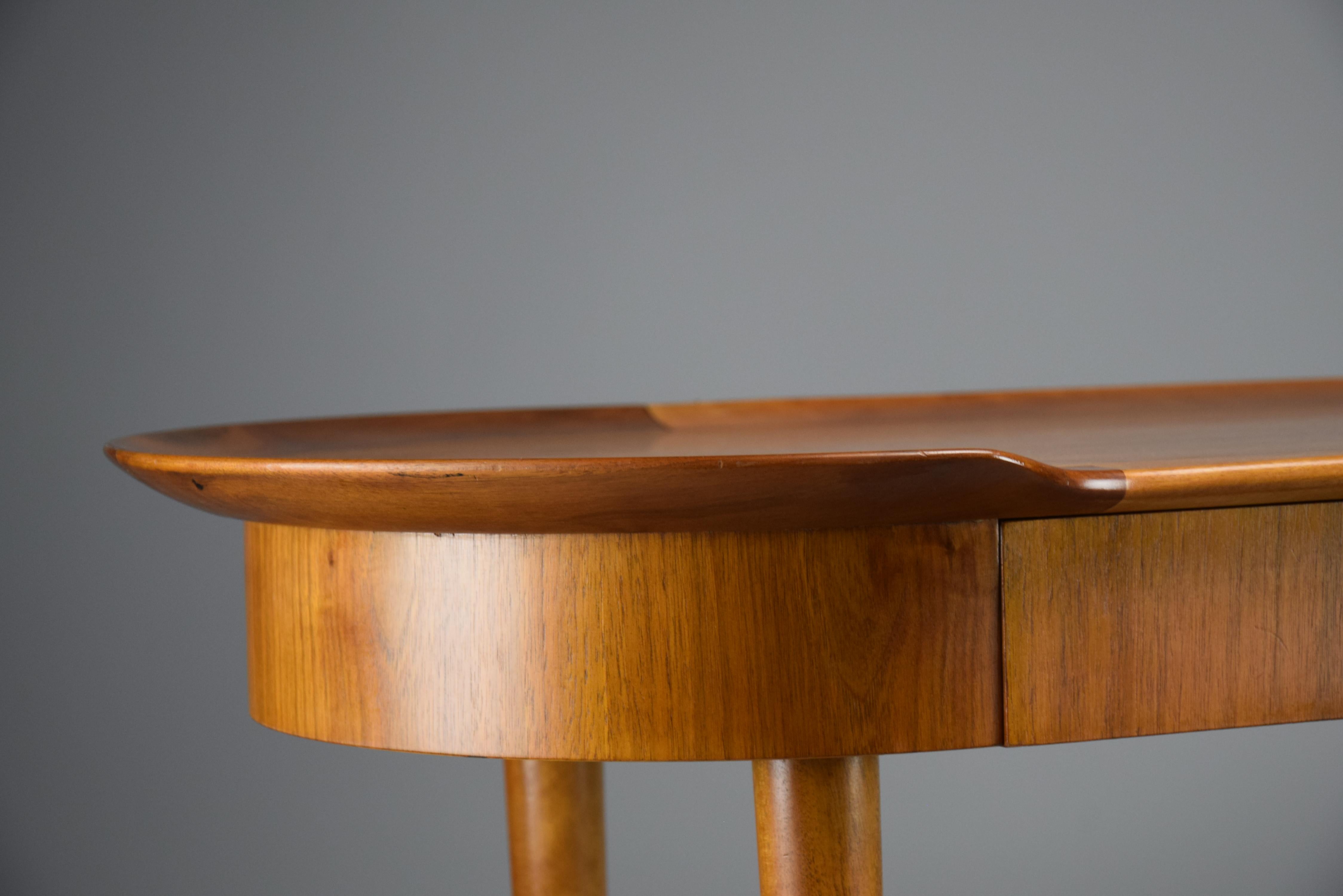 Exquisite Mid Century Entrance  Console Table In Good Condition For Sale In Weesp, NL