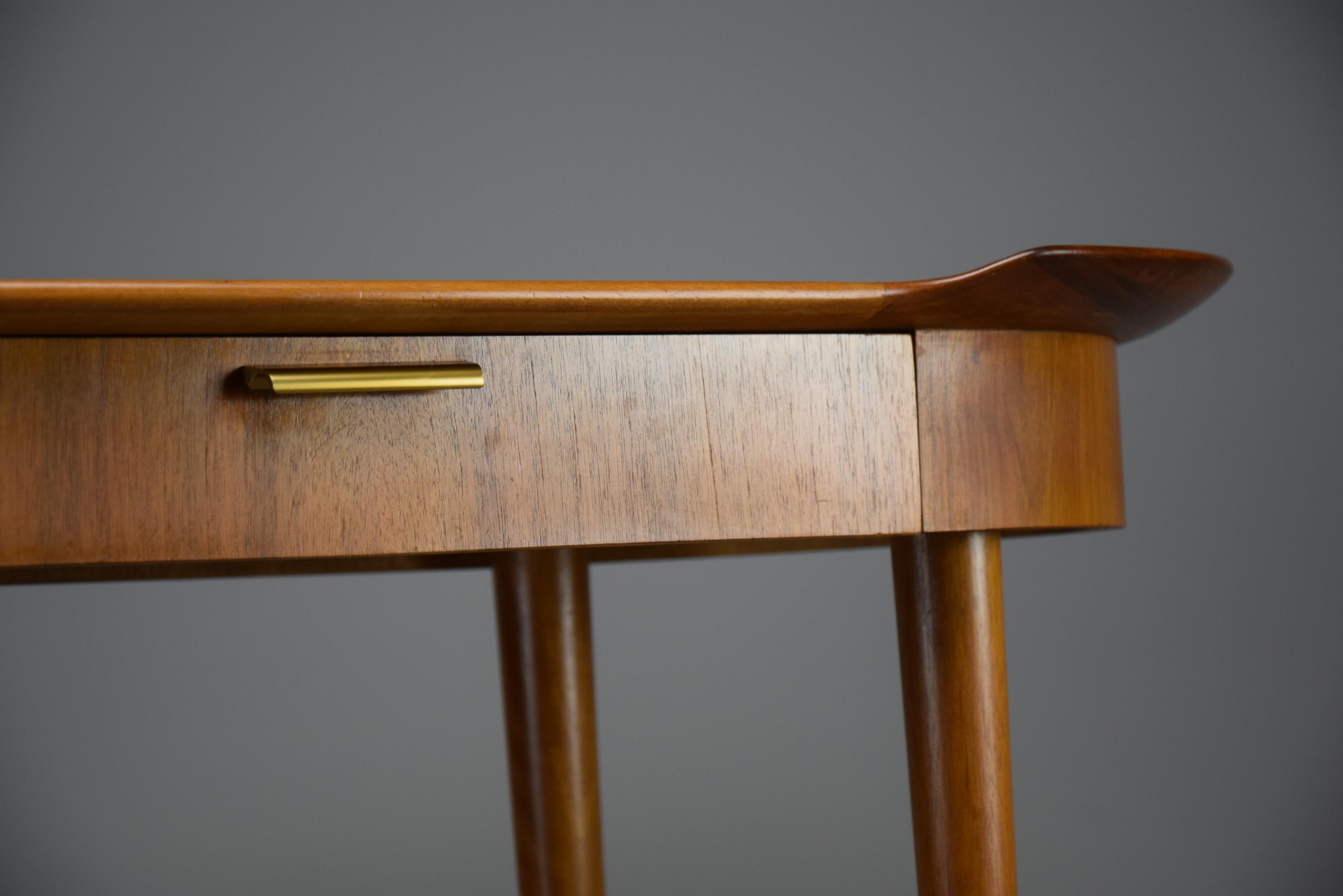 Exquisite Mid Century Entrance  Console Table For Sale 2