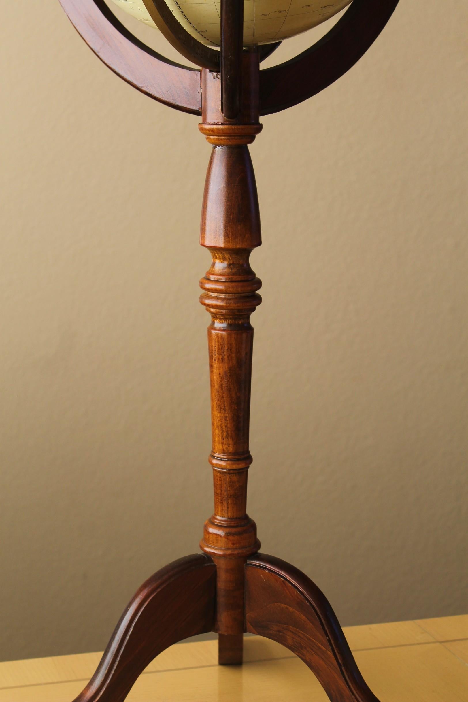 Sculpté à la main Exquis globe terrestre impérial sur pied du milieu du siècle dernier  en vente