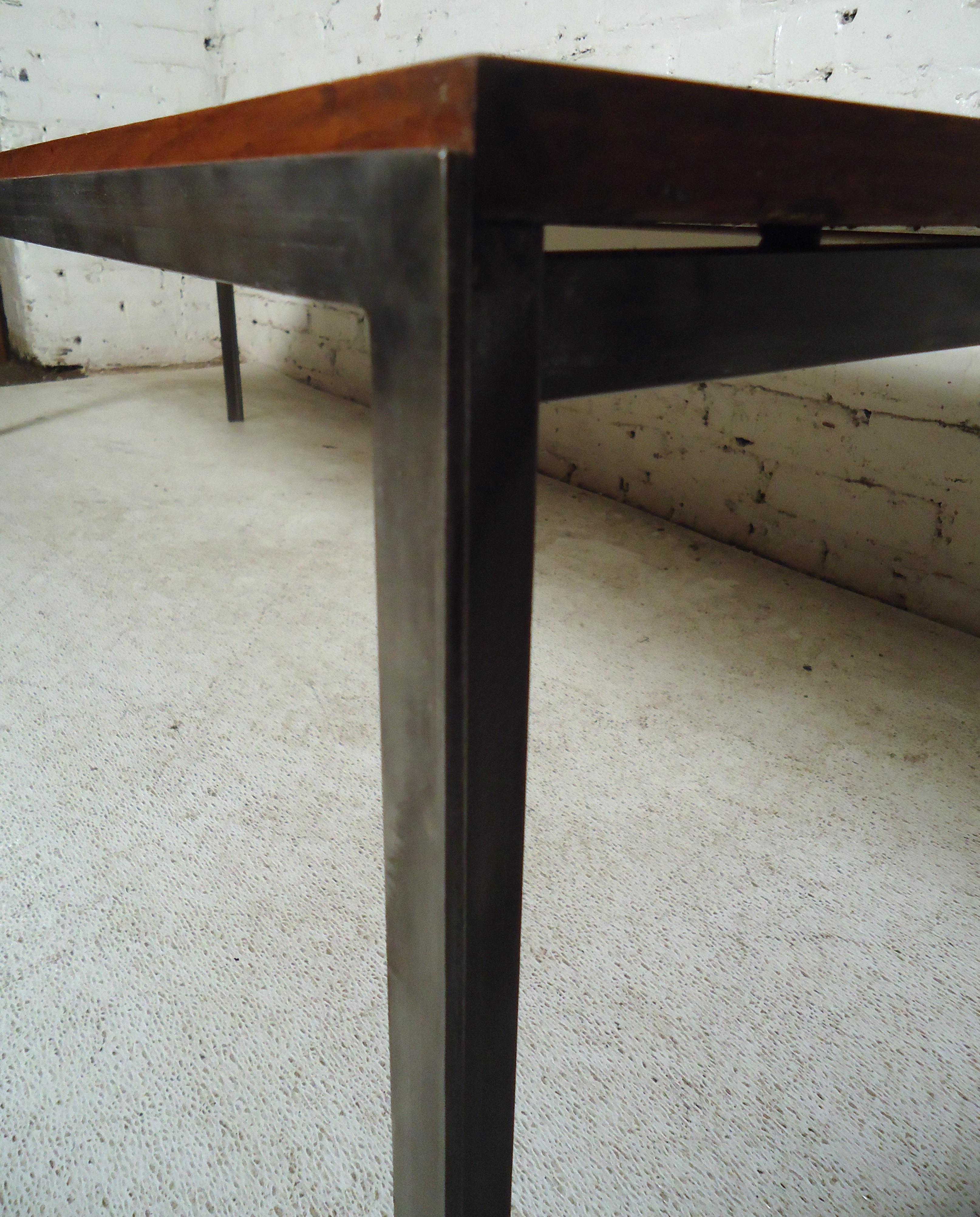 Magnifique table basse moderne du milieu du siècle dernier de Florence Knoll en vente 2