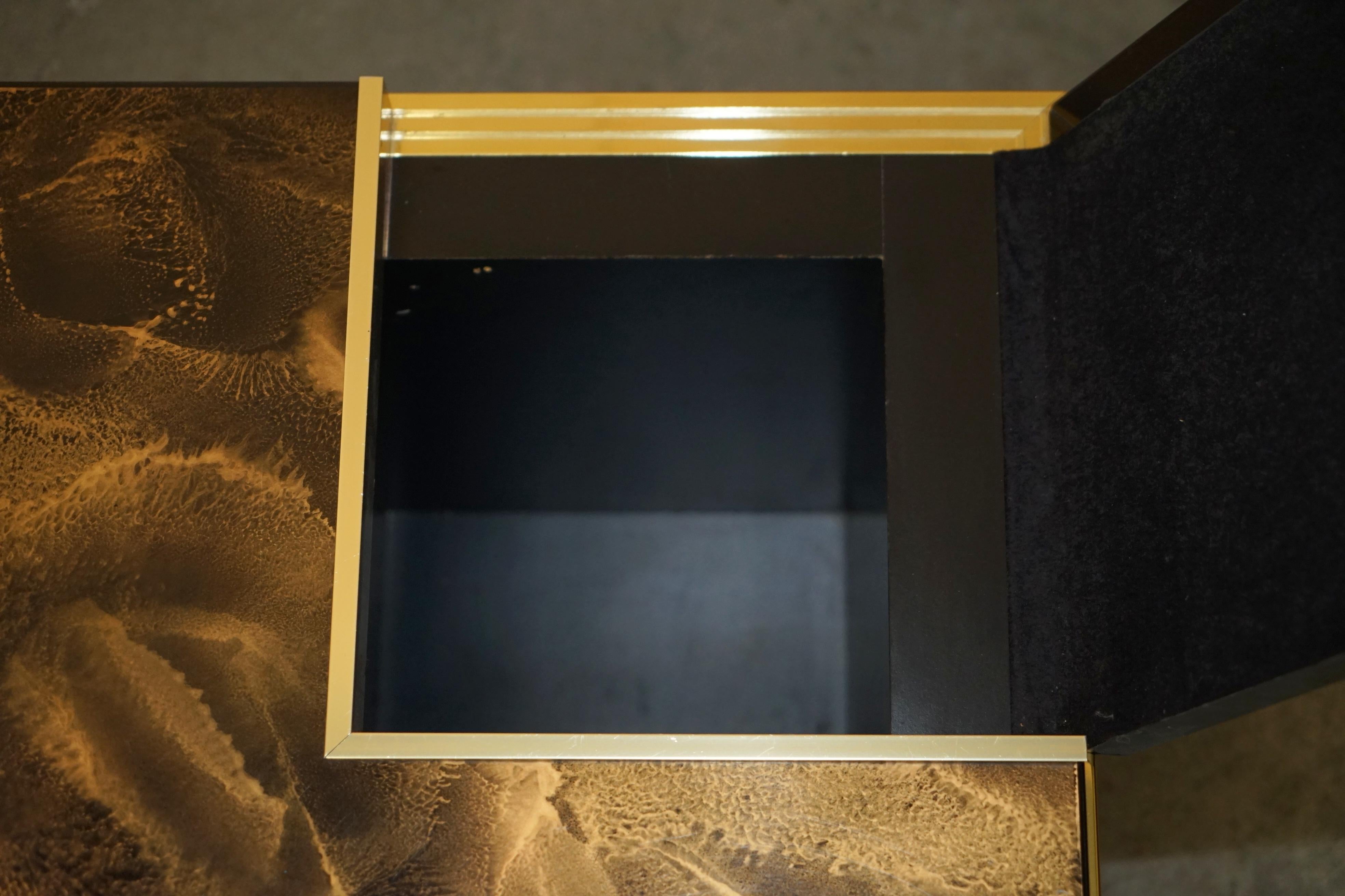 Table de stockage mi-siècle moderne, recouverte de dentelle laquée à la main, exquise en vente 7