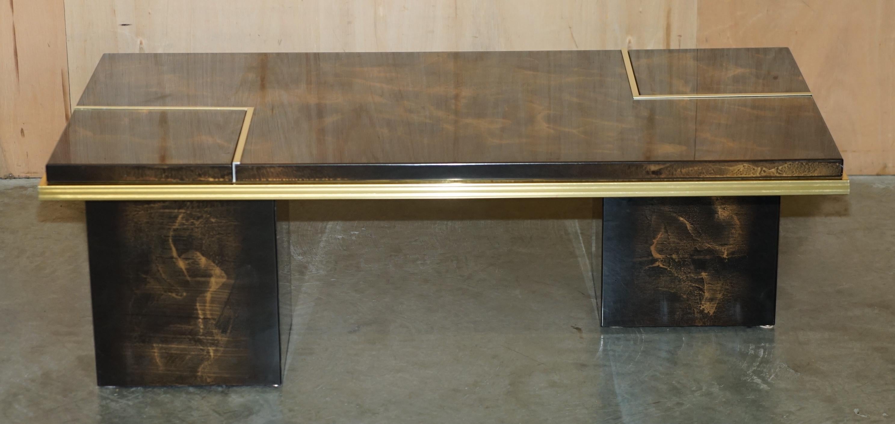 Royal House Antiques

The House of Antiques a le plaisir d'offrir à la vente cette charmante table basse moderne du milieu du siècle avec un rangement interne caché et une finition peinte et laquée à la main.

Veuillez noter que les frais de