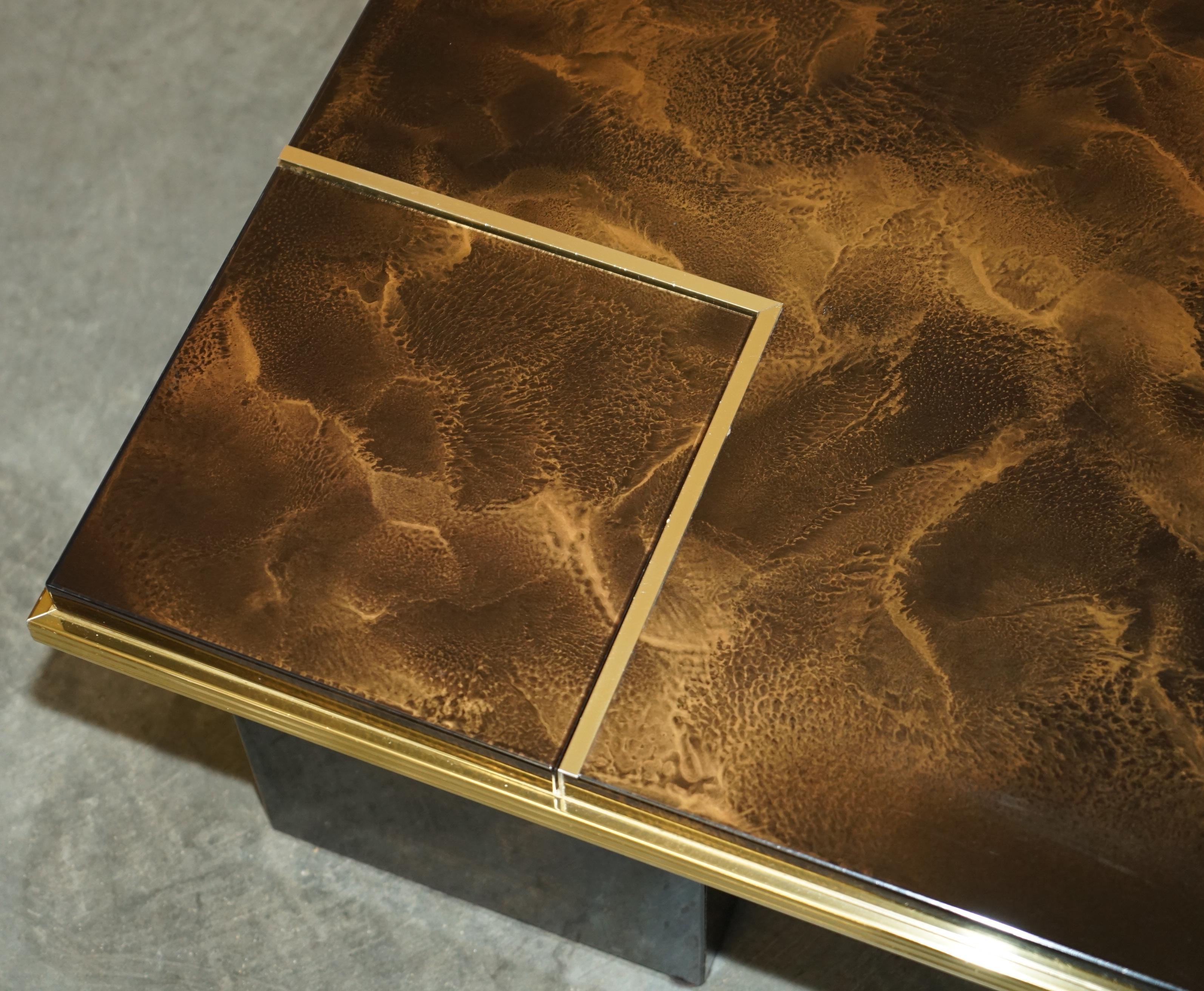 Européen Table de stockage mi-siècle moderne, recouverte de dentelle laquée à la main, exquise en vente