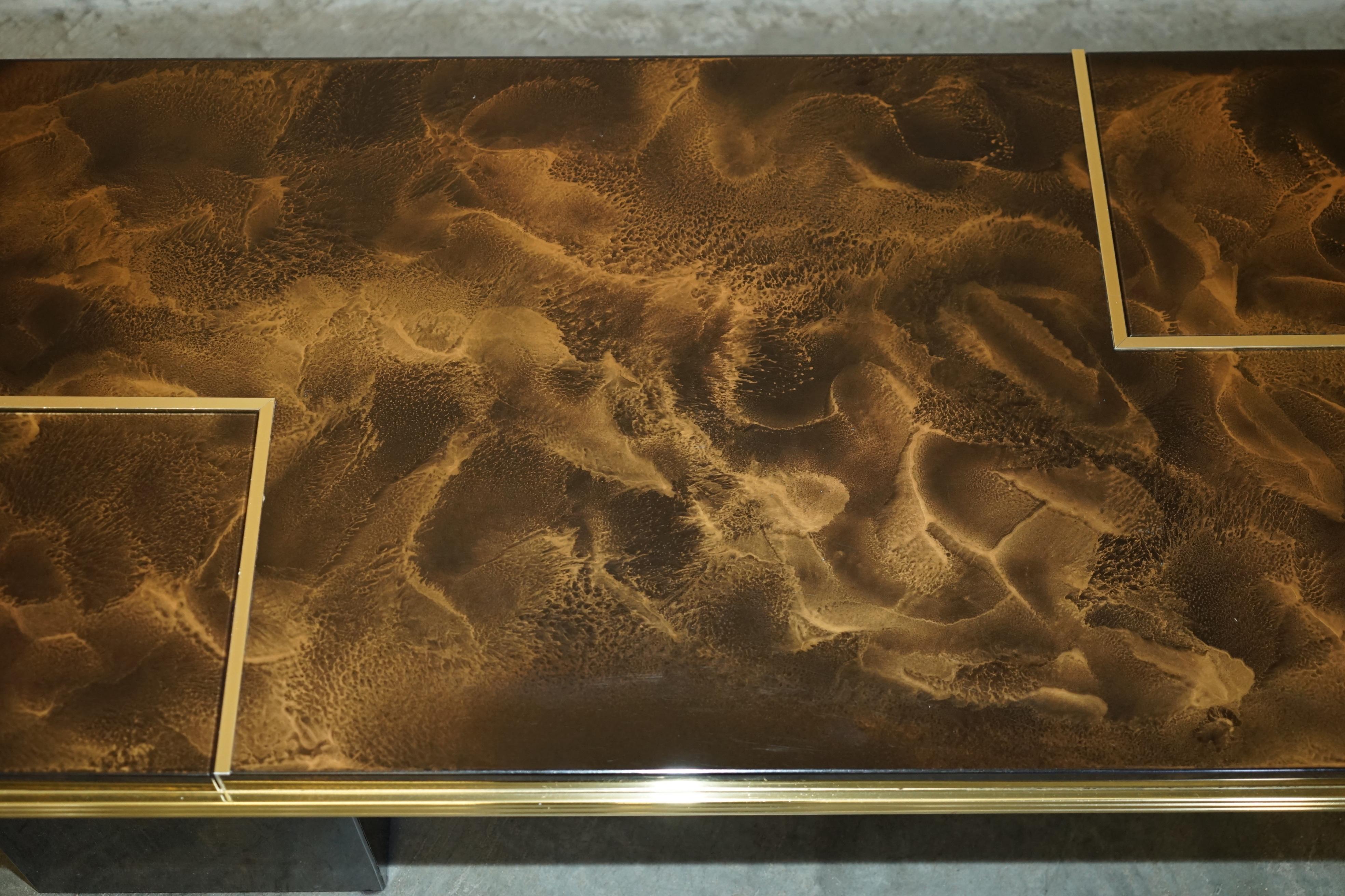 Table de stockage mi-siècle moderne, recouverte de dentelle laquée à la main, exquise Bon état - En vente à West Sussex, Pulborough