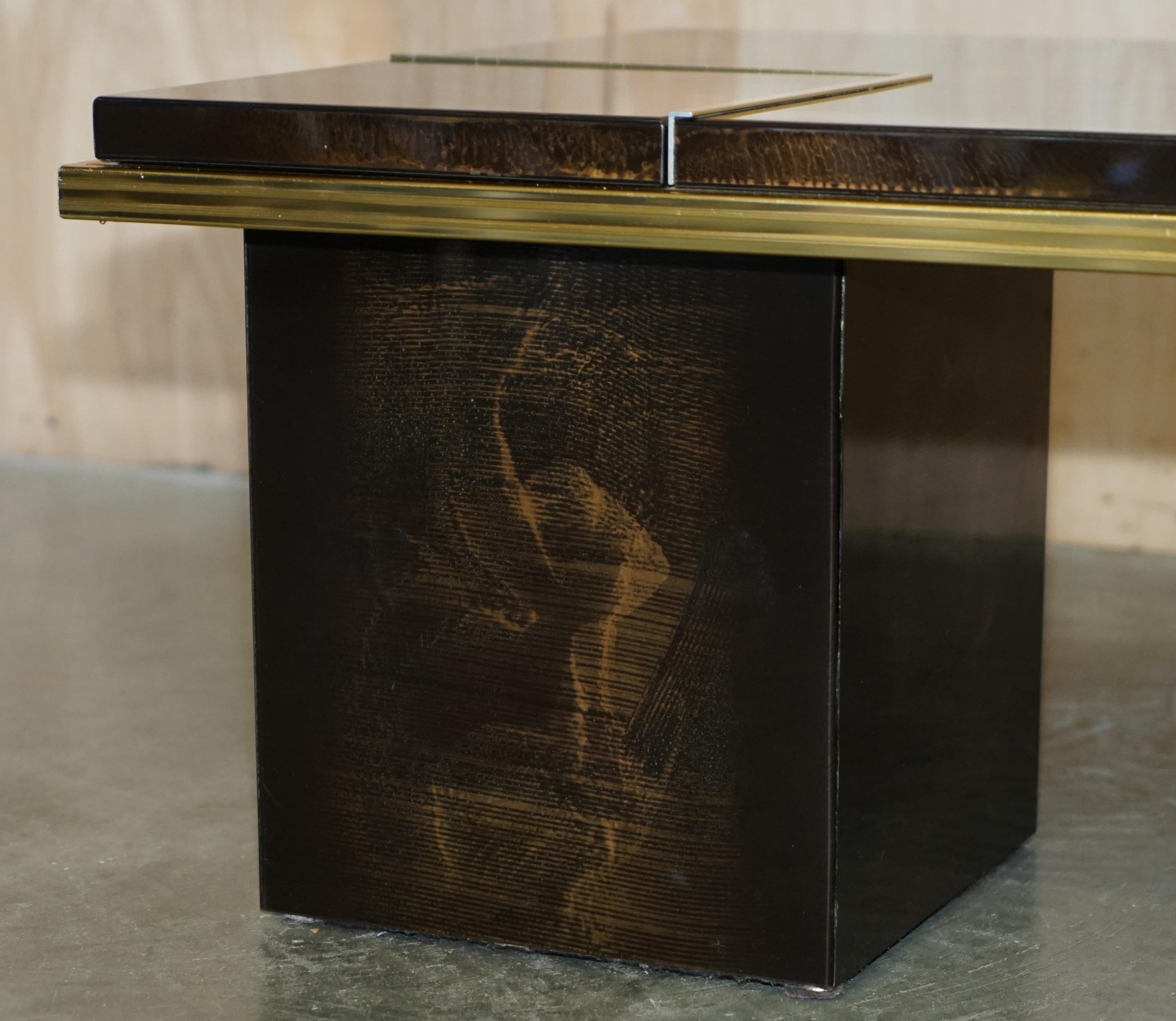 Bois Table de stockage mi-siècle moderne, recouverte de dentelle laquée à la main, exquise en vente