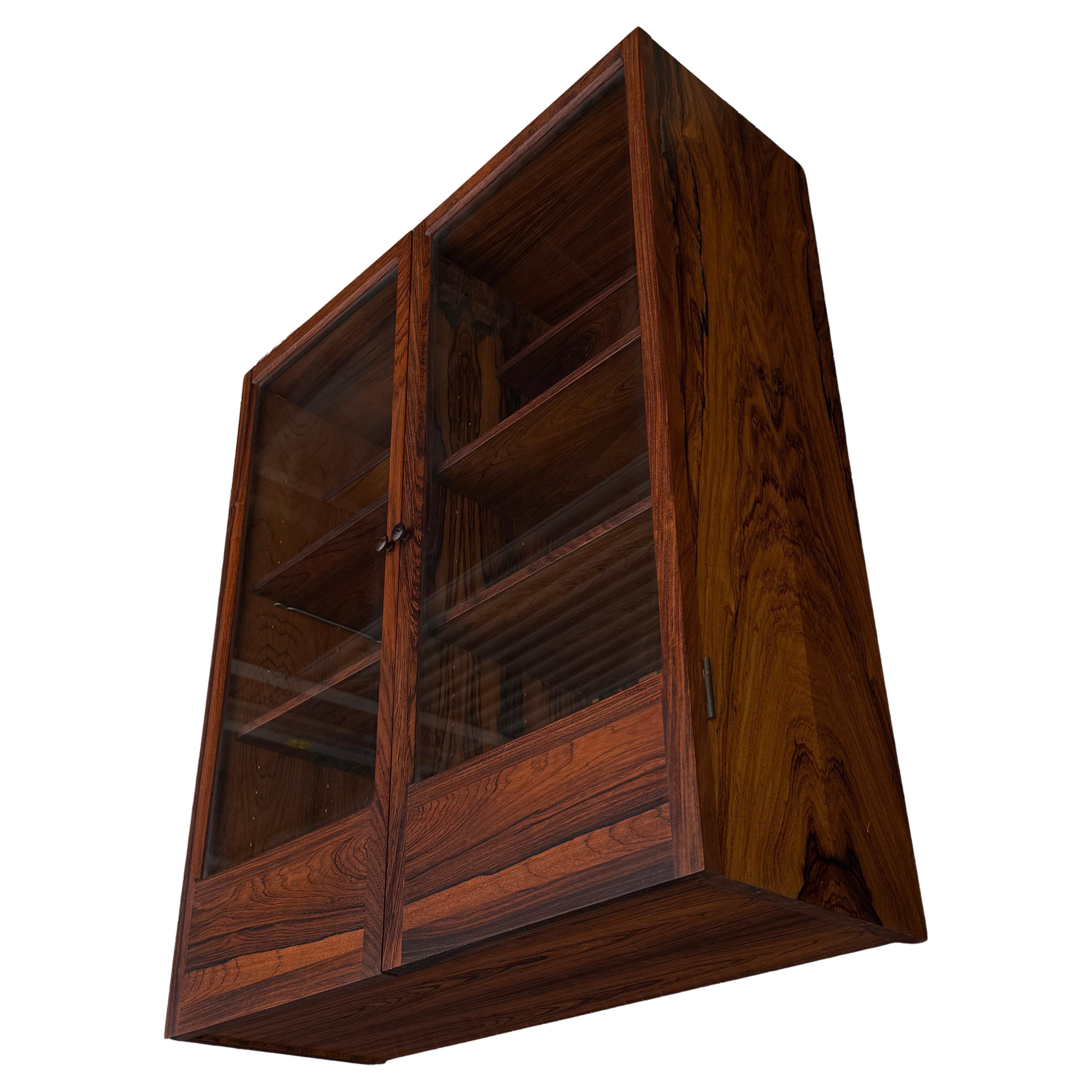 Squisita vetrinetta a due ante in legno di palissandro del Medioevo moderno in vendita 3