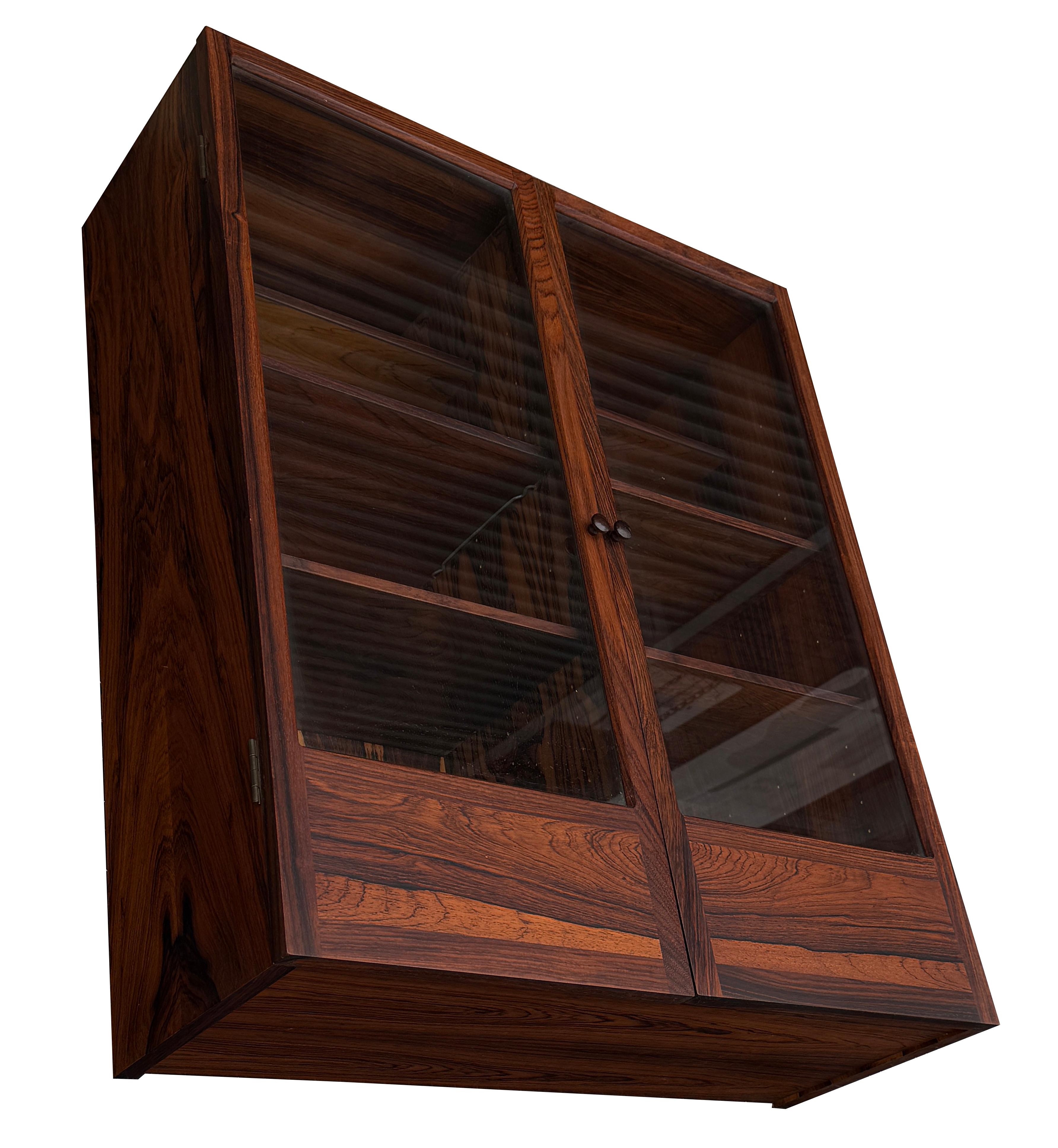 Squisita vetrinetta a due ante in legno di palissandro del Medioevo moderno in vendita 4
