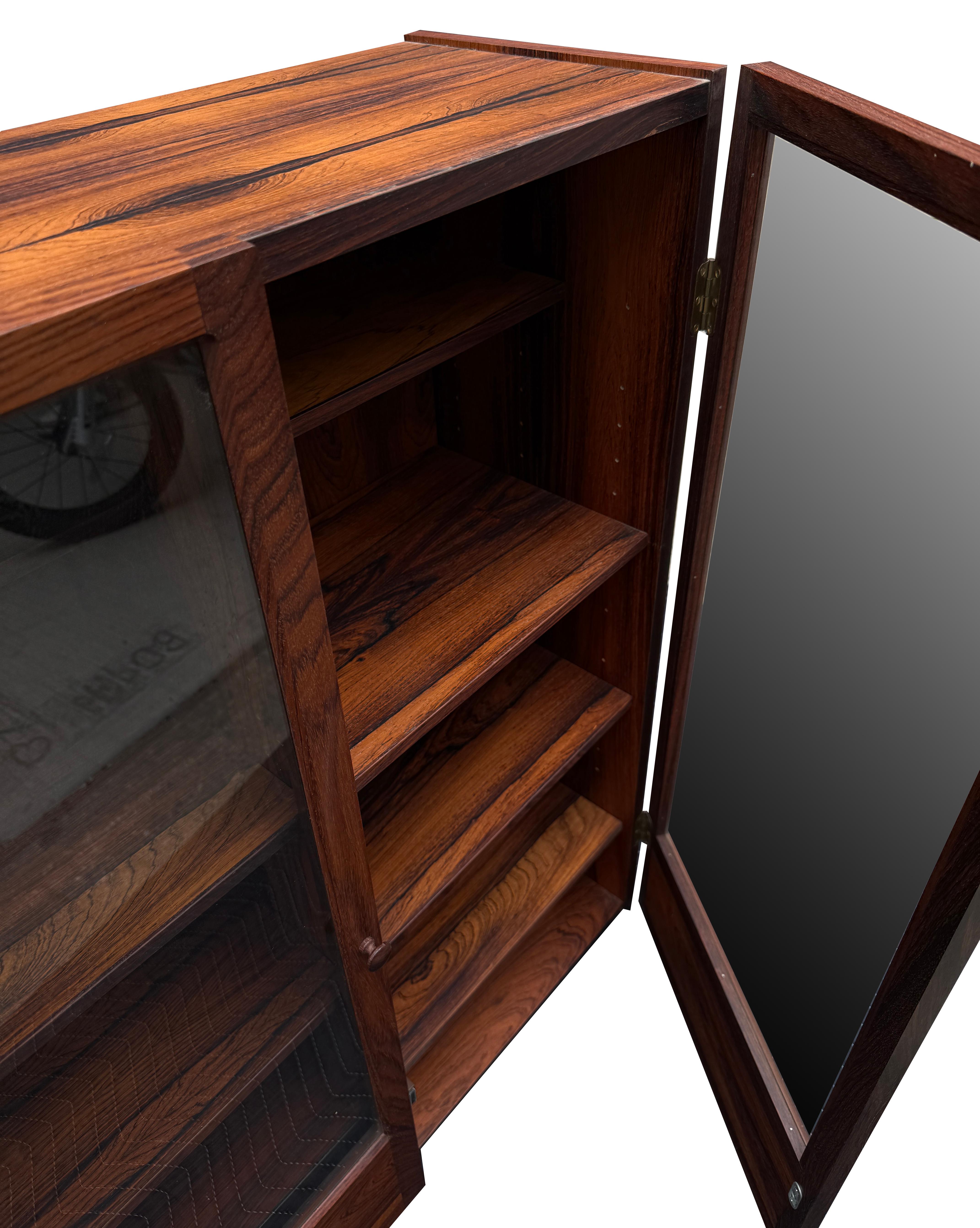 Squisita vetrinetta a due ante in legno di palissandro del Medioevo moderno in vendita 5