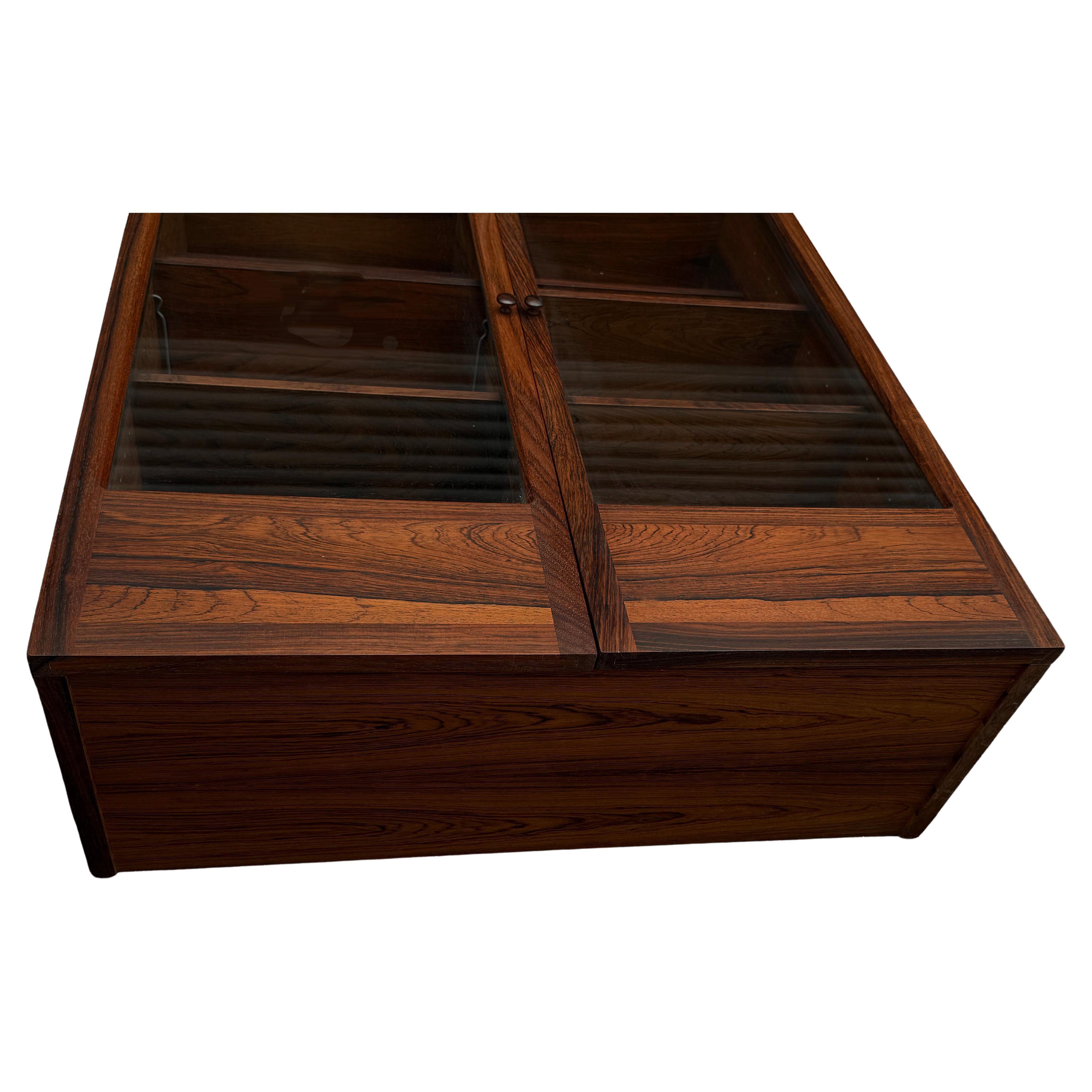 Squisita vetrinetta a due ante in legno di palissandro del Medioevo moderno in vendita 6