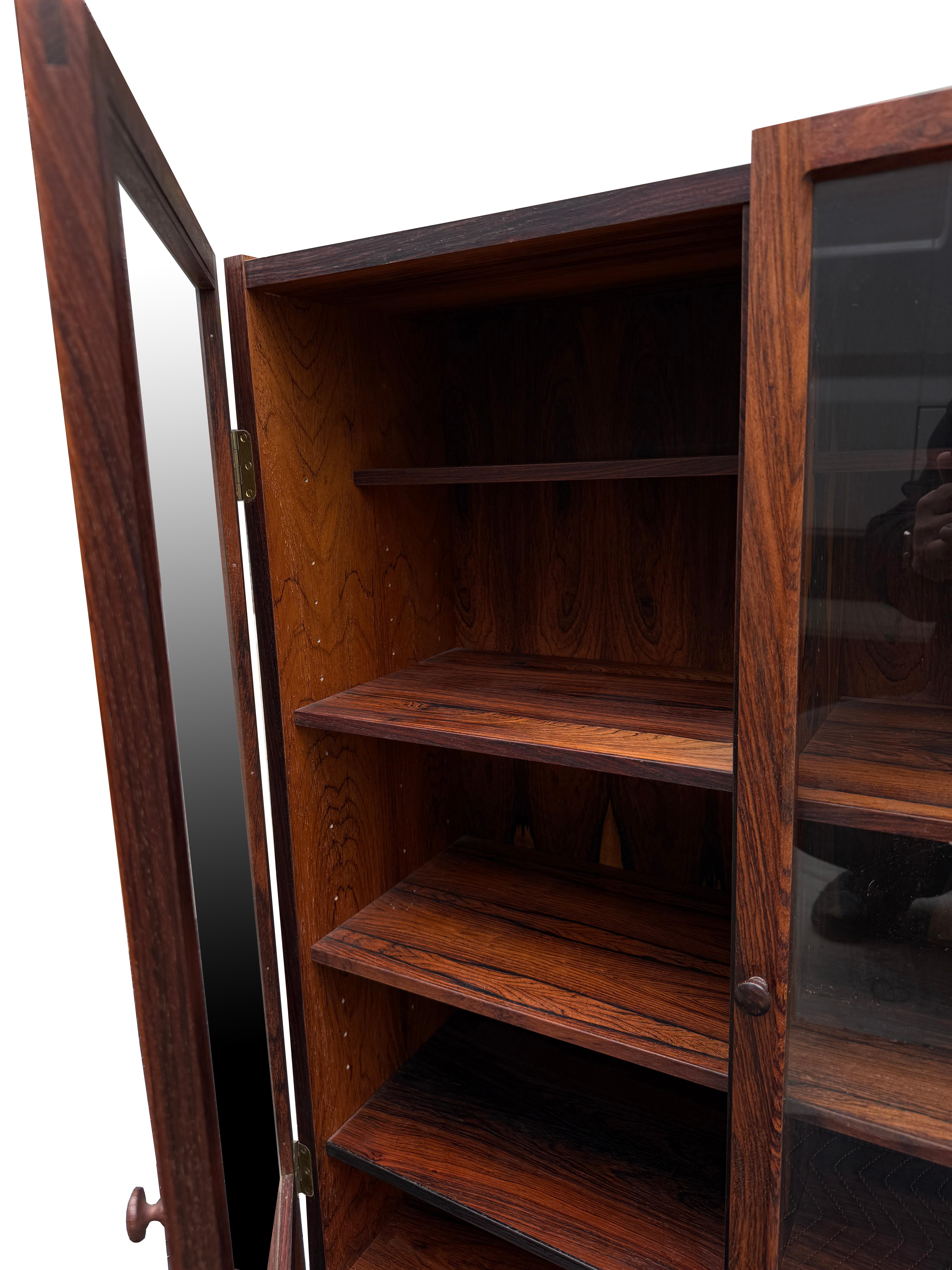 Squisita vetrinetta a due ante in legno di palissandro del Medioevo moderno in vendita 7