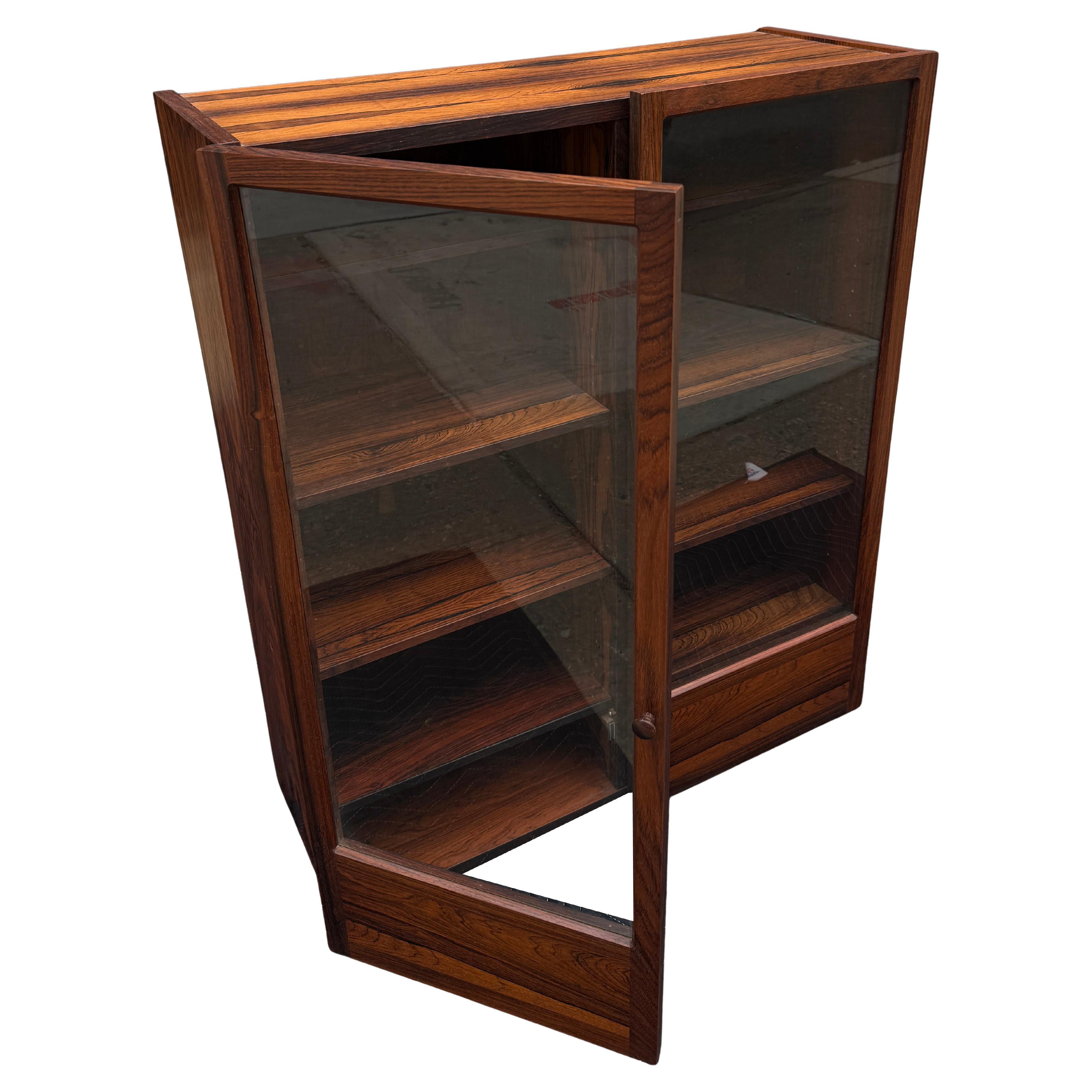 Mid-Century moderno Squisita vetrinetta a due ante in legno di palissandro del Medioevo moderno in vendita